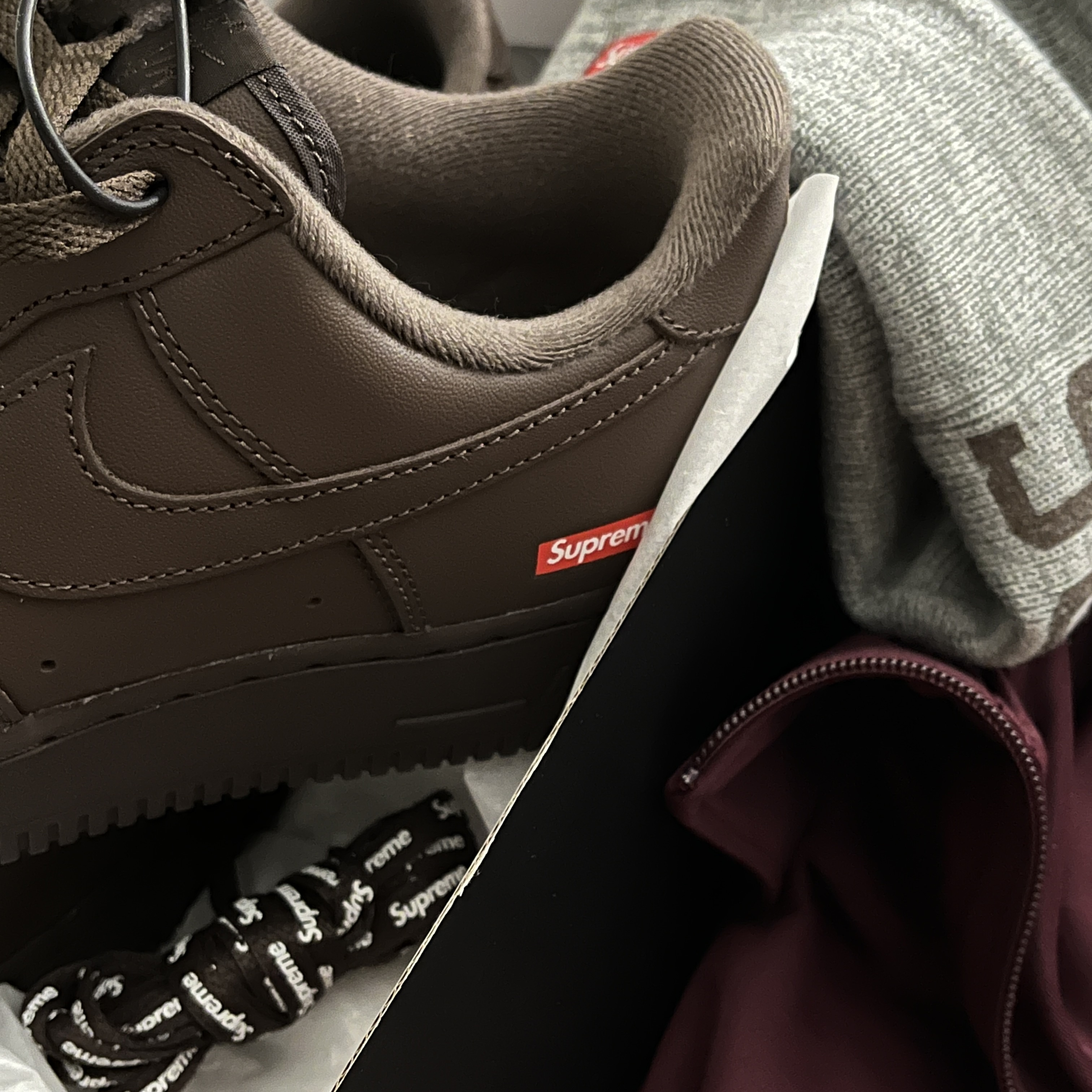 Nike x Supreme Air Force 1 Low Baroque Brown, Supreme New Era Varsity Beanie Heather Grey - 23FW 착용 스타일 - 2