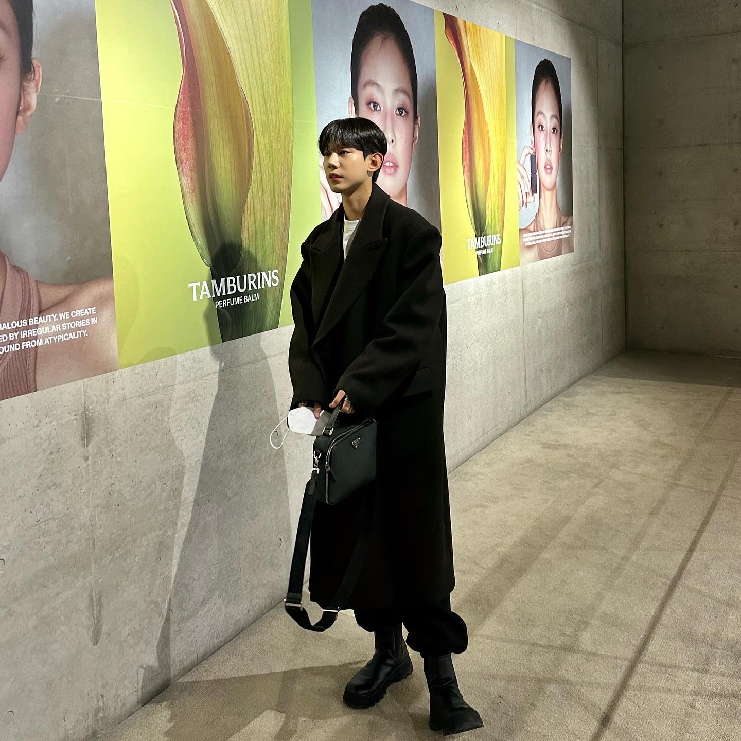 Prada Saffiano Leather Brique Bag Black 착용 스타일
