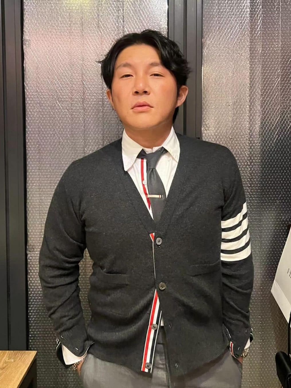 Thom Browne Sustainable Fine Merino Wool 4-Bar Classic Cardigan Dark Grey, Thom Browne Milano Stitch 4-Bar Cardigan Navy 착용 스타일 - 2