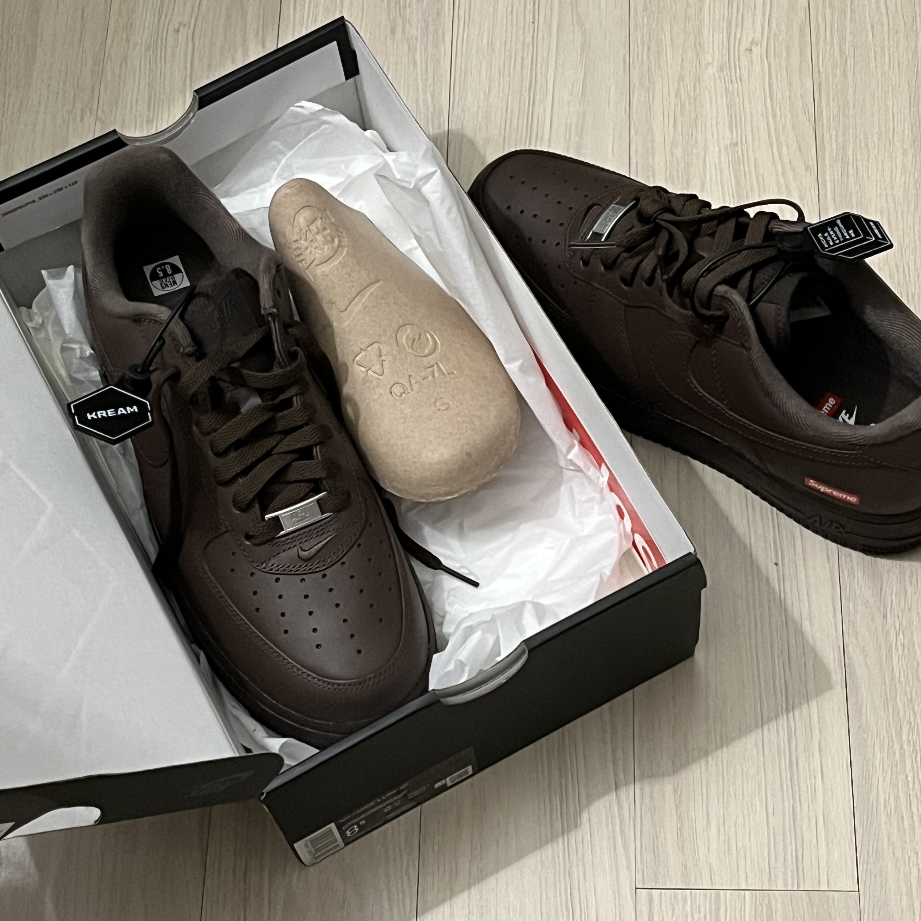 Nike x Supreme Air Force 1 Low Baroque Brown, Supreme New Era Varsity Beanie Heather Grey - 23FW 착용 스타일 - 1
