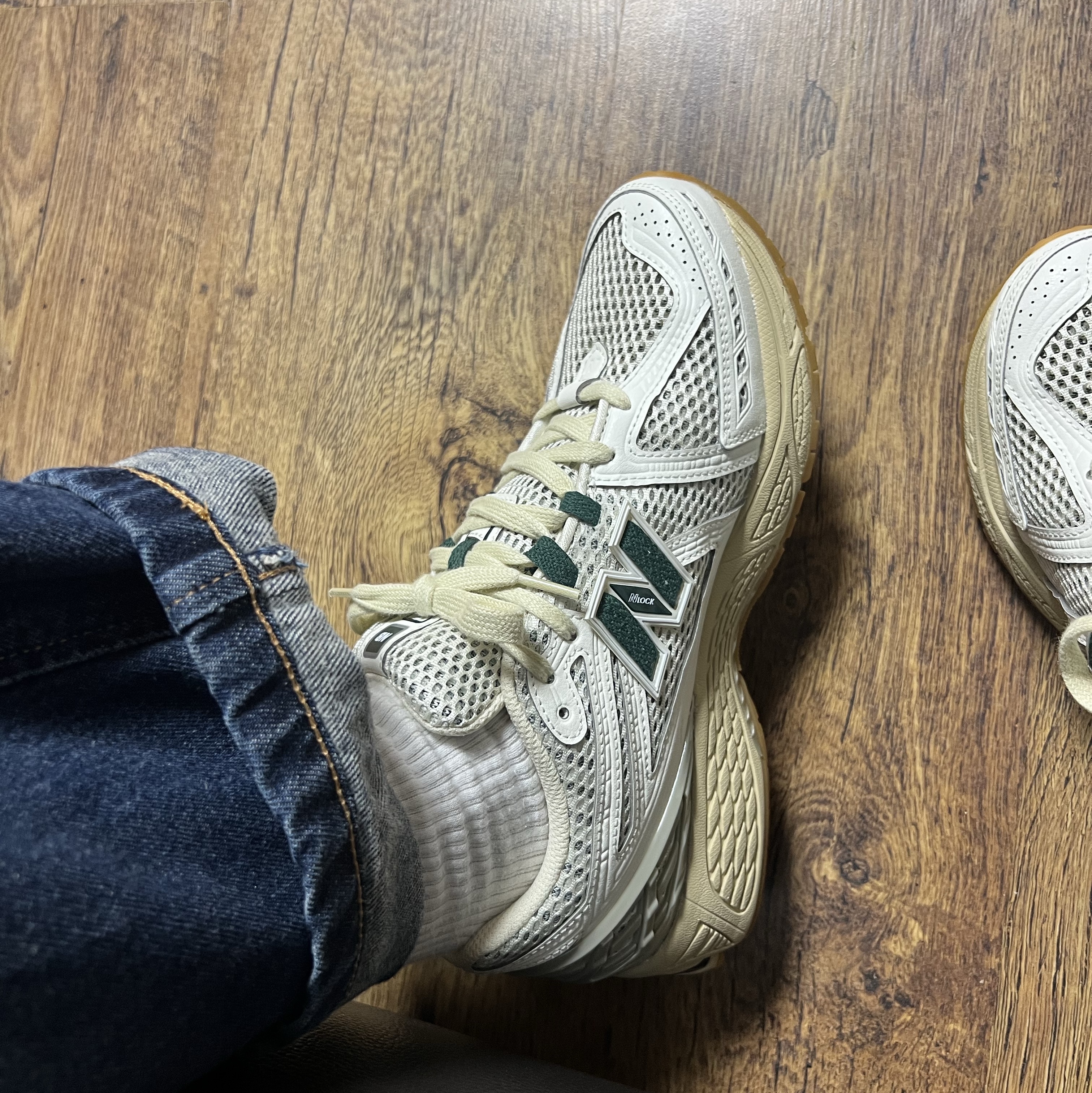New Balance 1906R Silver Green 착용 스타일