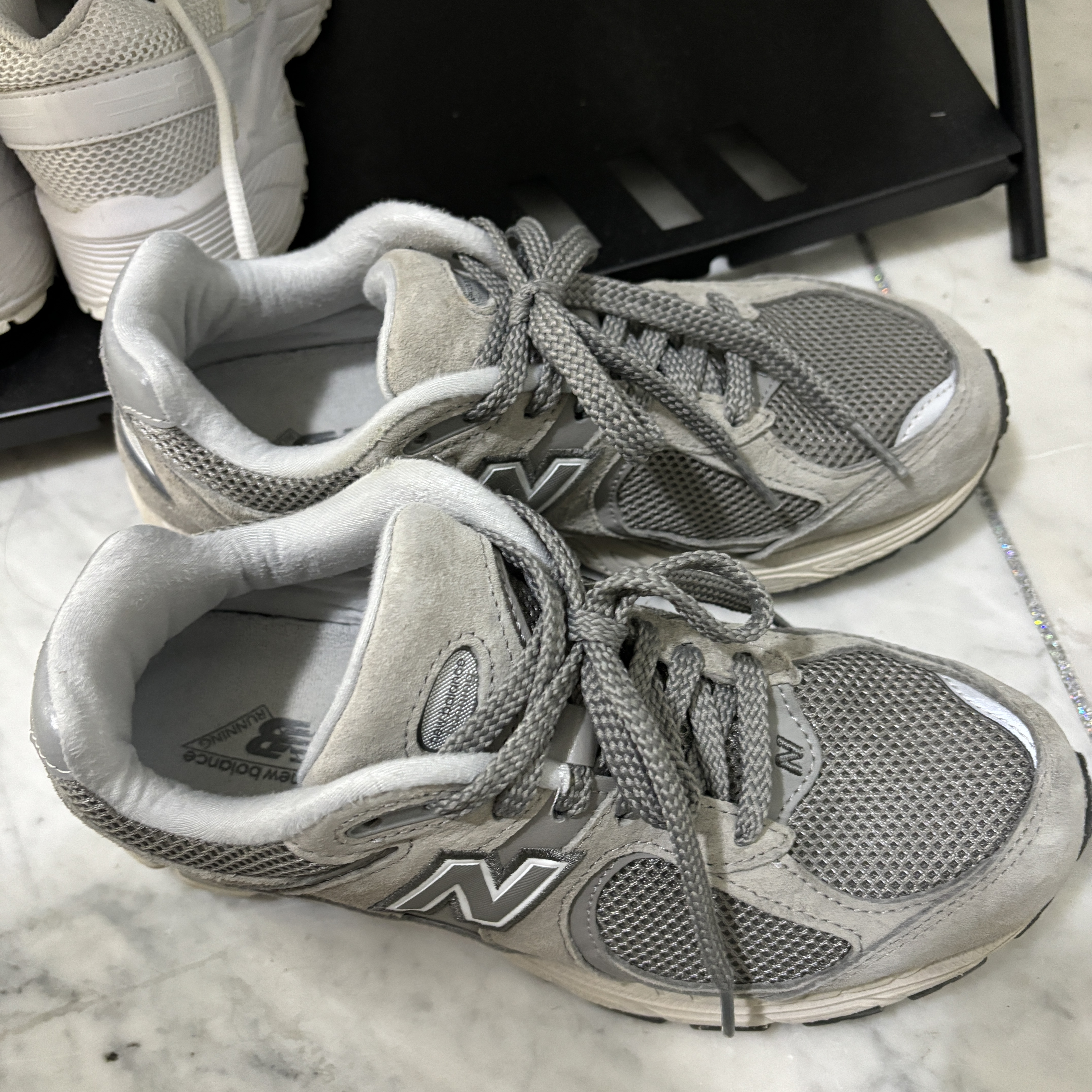 New Balance 2002R Grey 착용 스타일