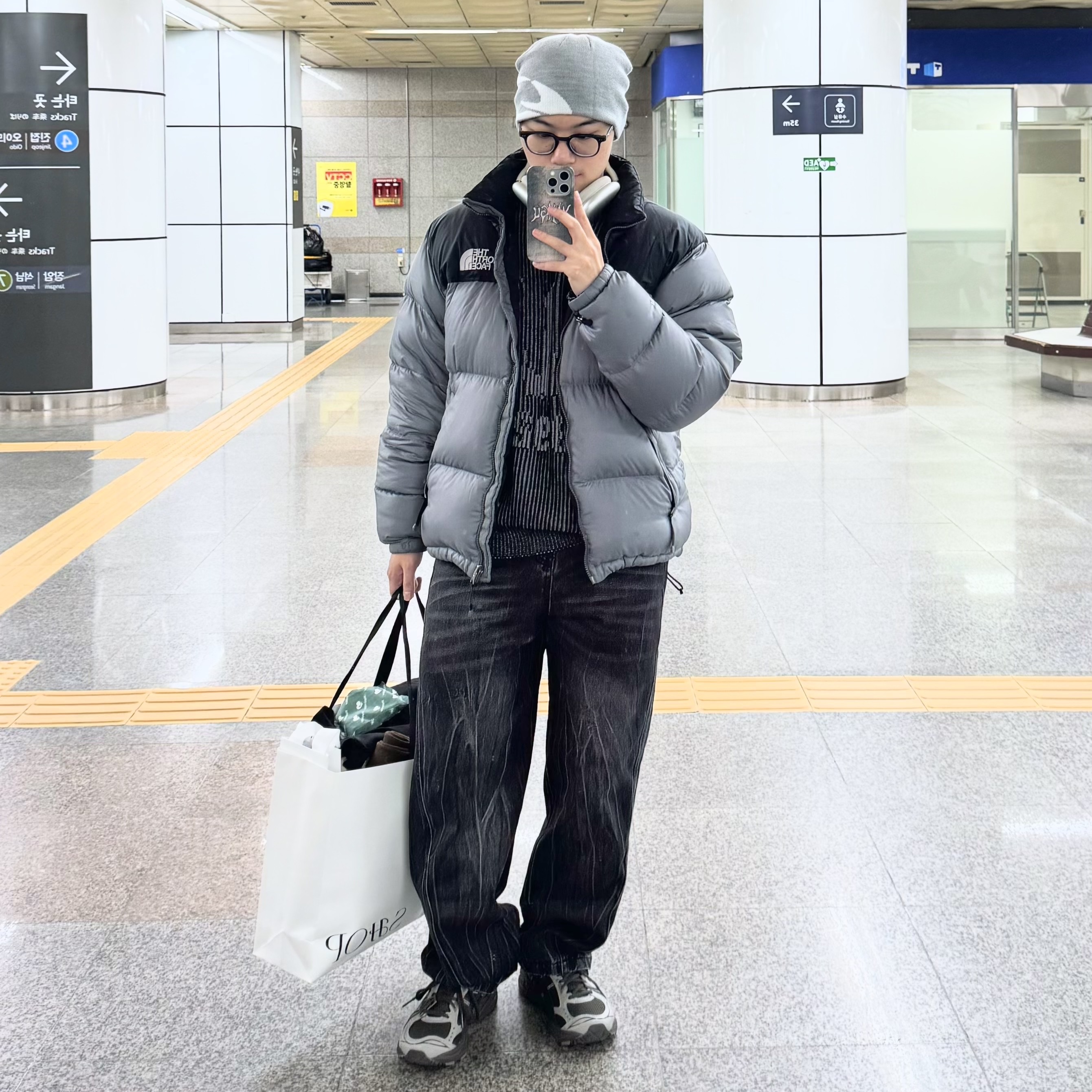 Asics x Atmos x Undermycar Gel-Kayano 14 Pepper Black, The North Face White Label Novelty Nuptse Down Jacket Heather Gray 착용 스타일