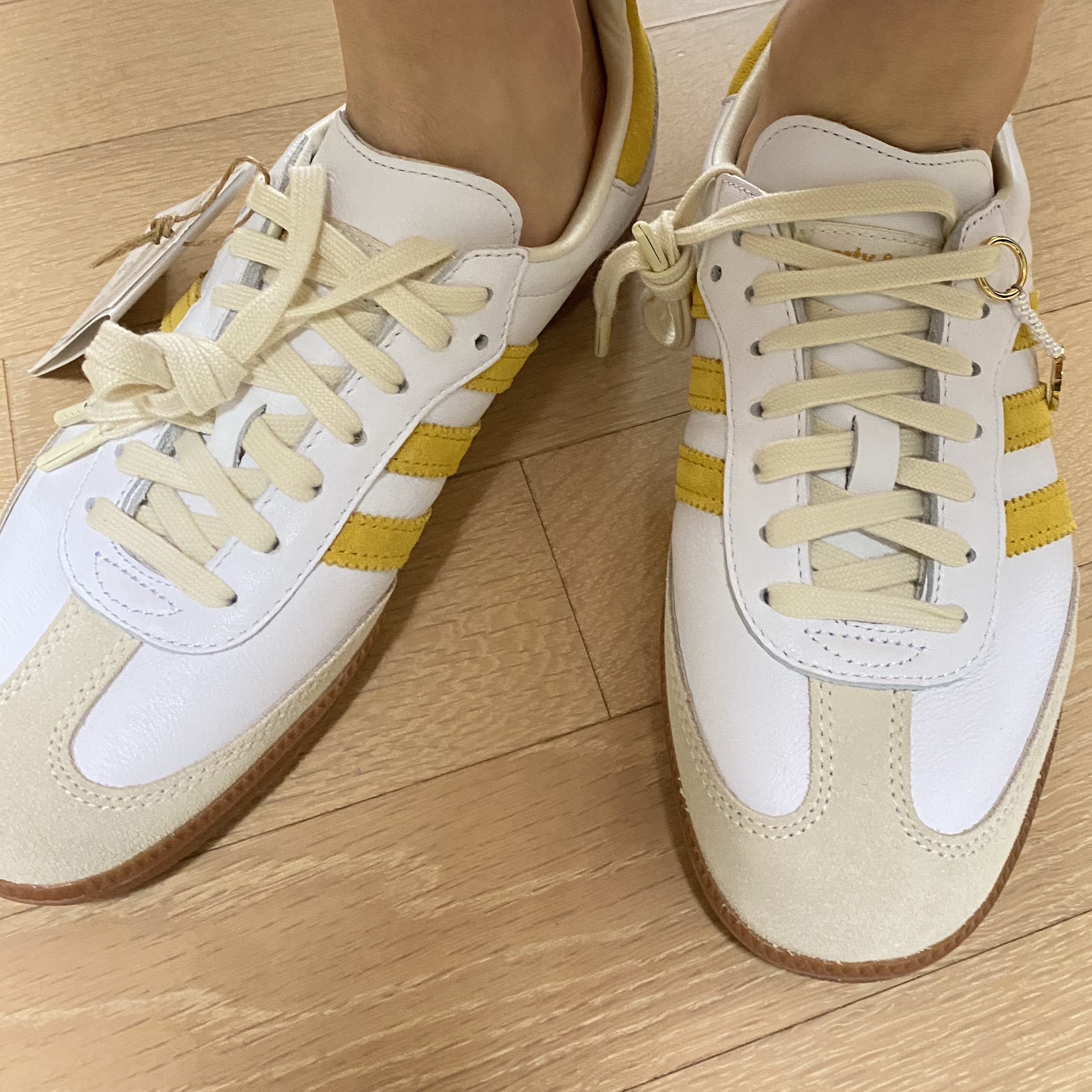 Adidas x Sporty & Rich Samba OG Cloud White Bold Gold 착용 스타일 - 4