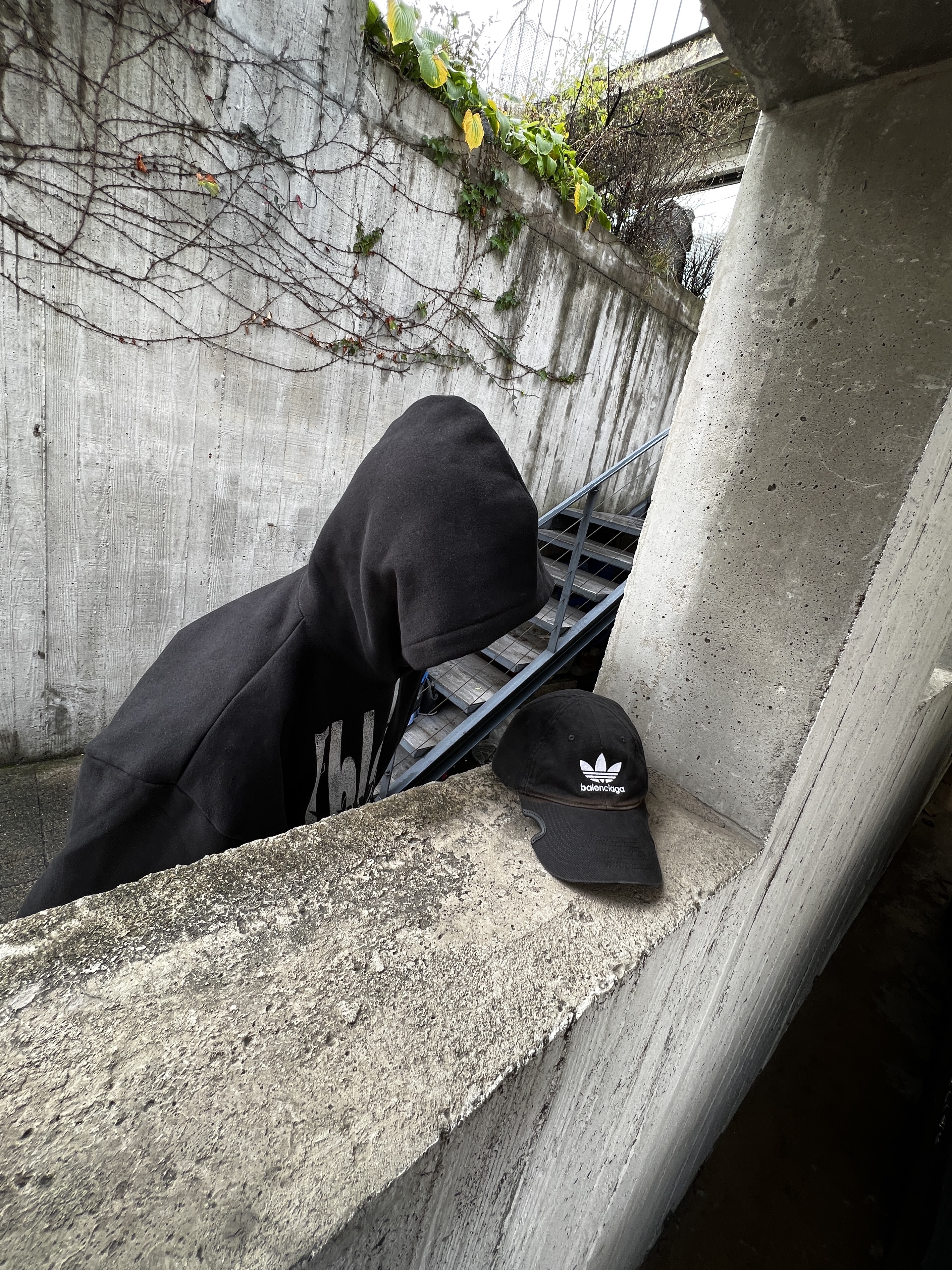 Balenciaga x Adidas Cap Black 착용 스타일 - 2
