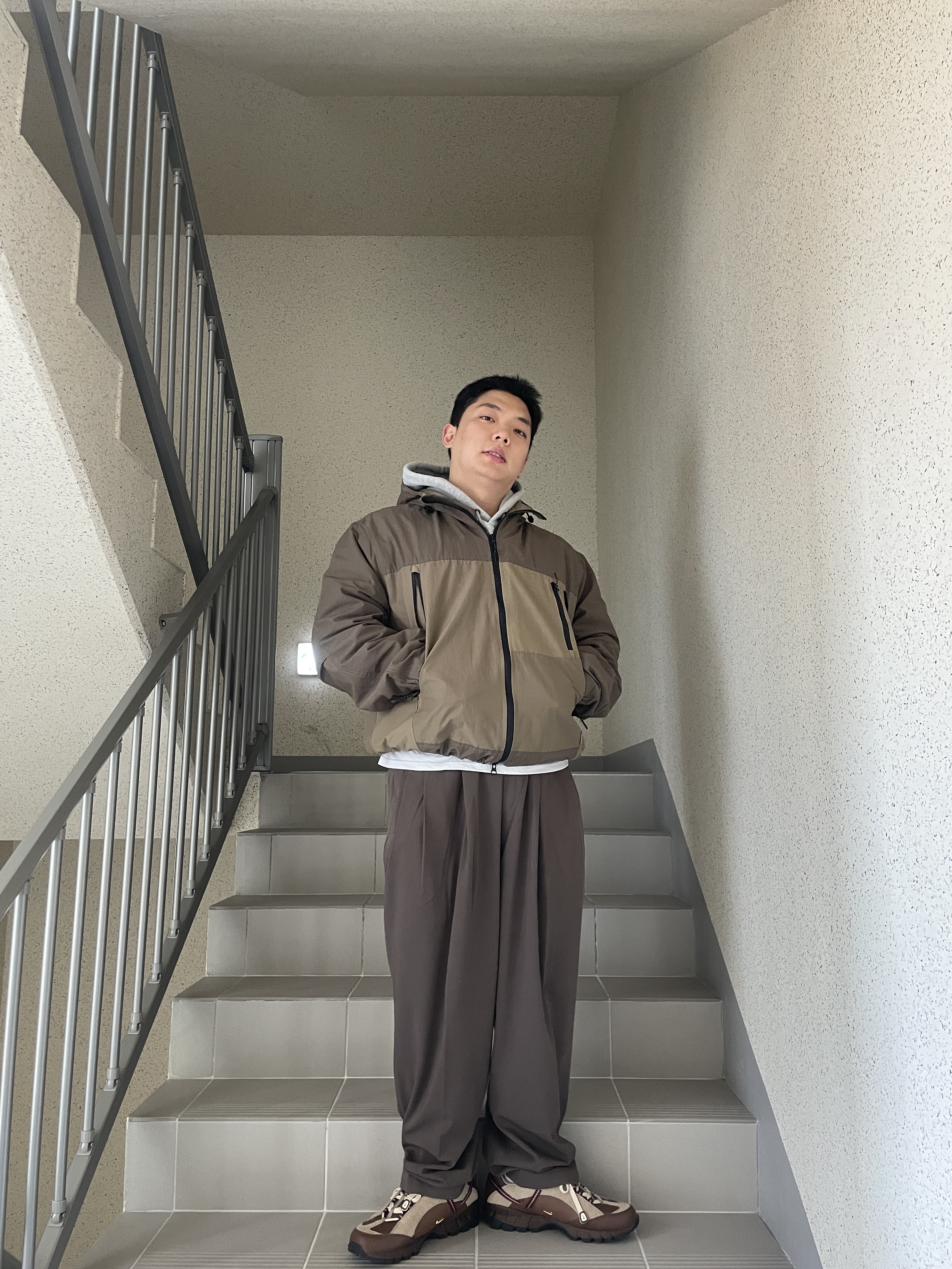 Nike x Jacquemus Air Humara LX Ale Brown and Gold 착용 스타일 - 3