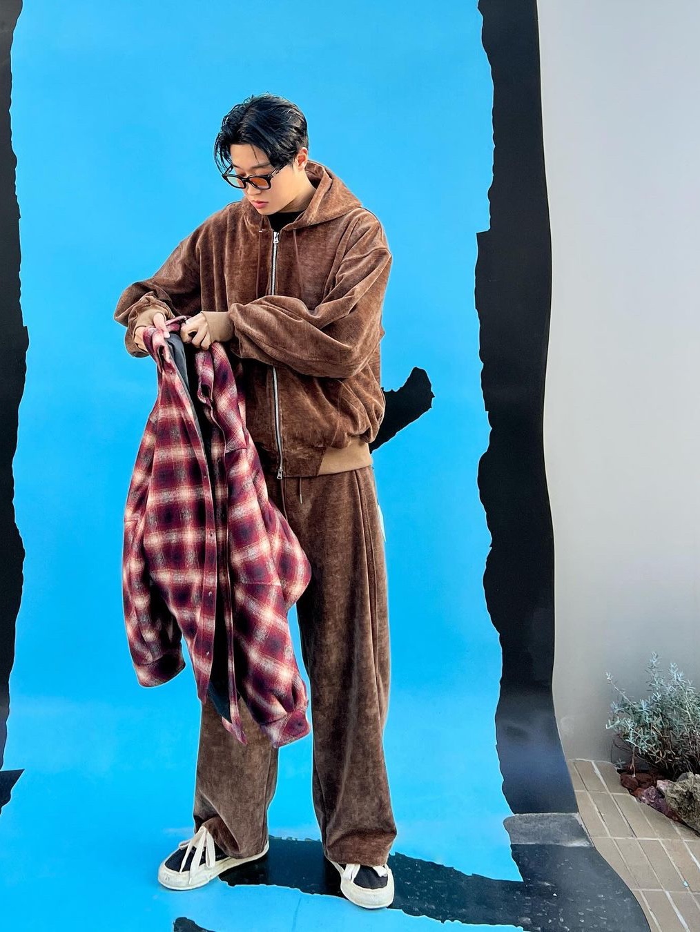 Haleine Velour Zipup Hoodie Brown, Haleine Velour Folding Sweatpants Brown 착용 스타일