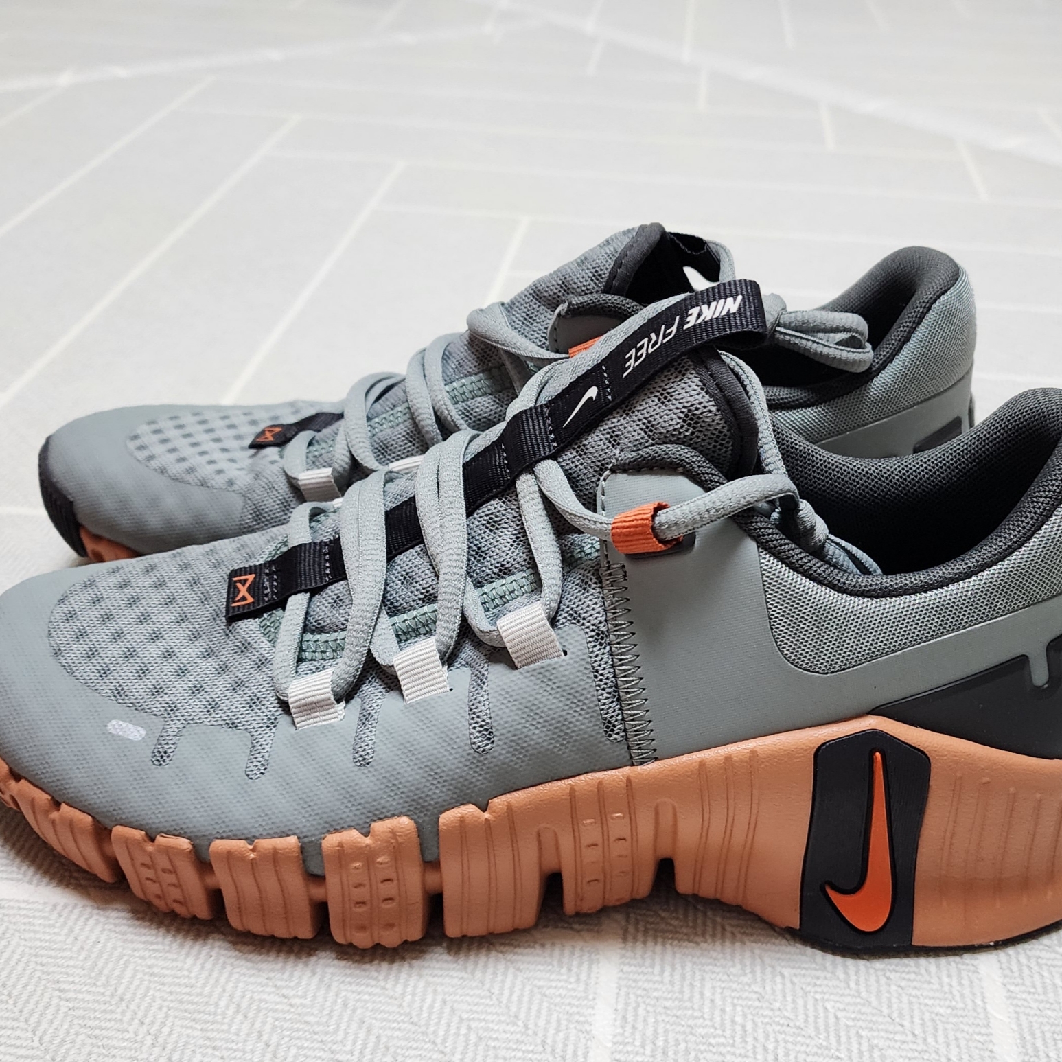 Nike Free Metcon 5 Mica Green 착용 스타일 - 1