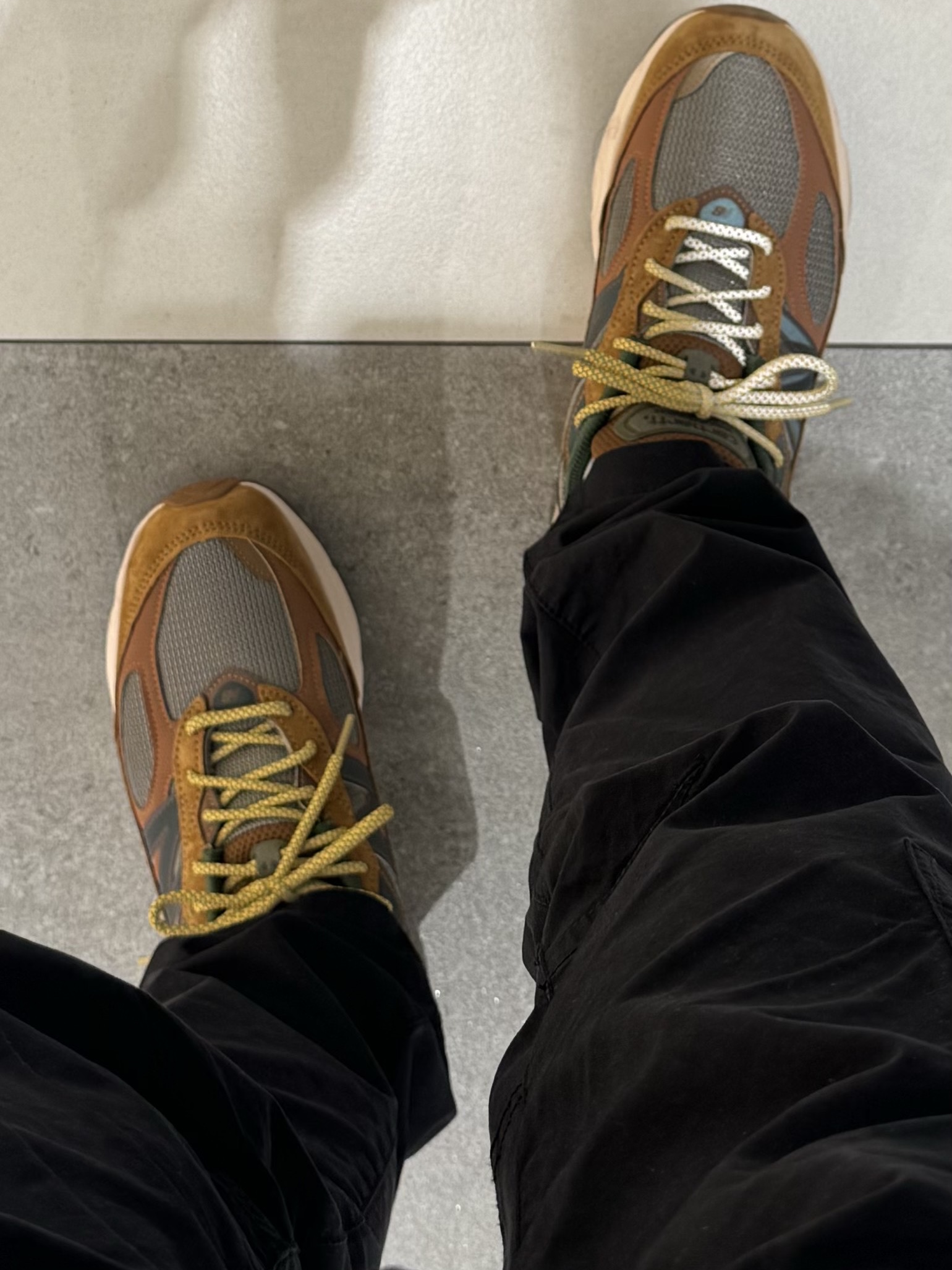 New Balance x Carhartt WIP 990v6 Made in USA Hamilton Brown Military Green 착용 스타일 - 5