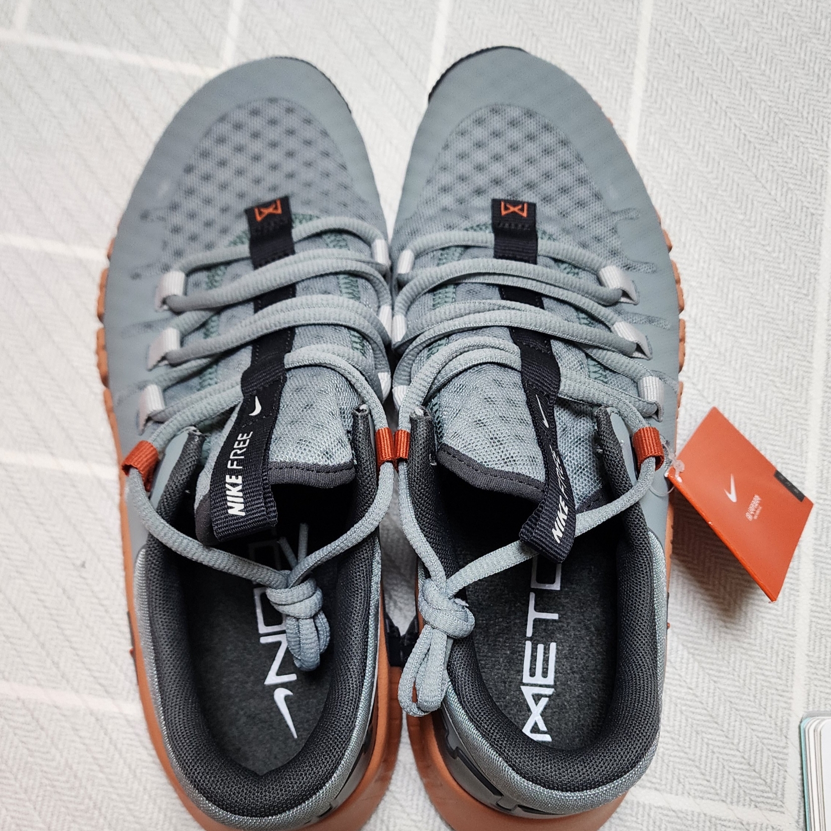 Nike Free Metcon 5 Mica Green 착용 스타일 - 4