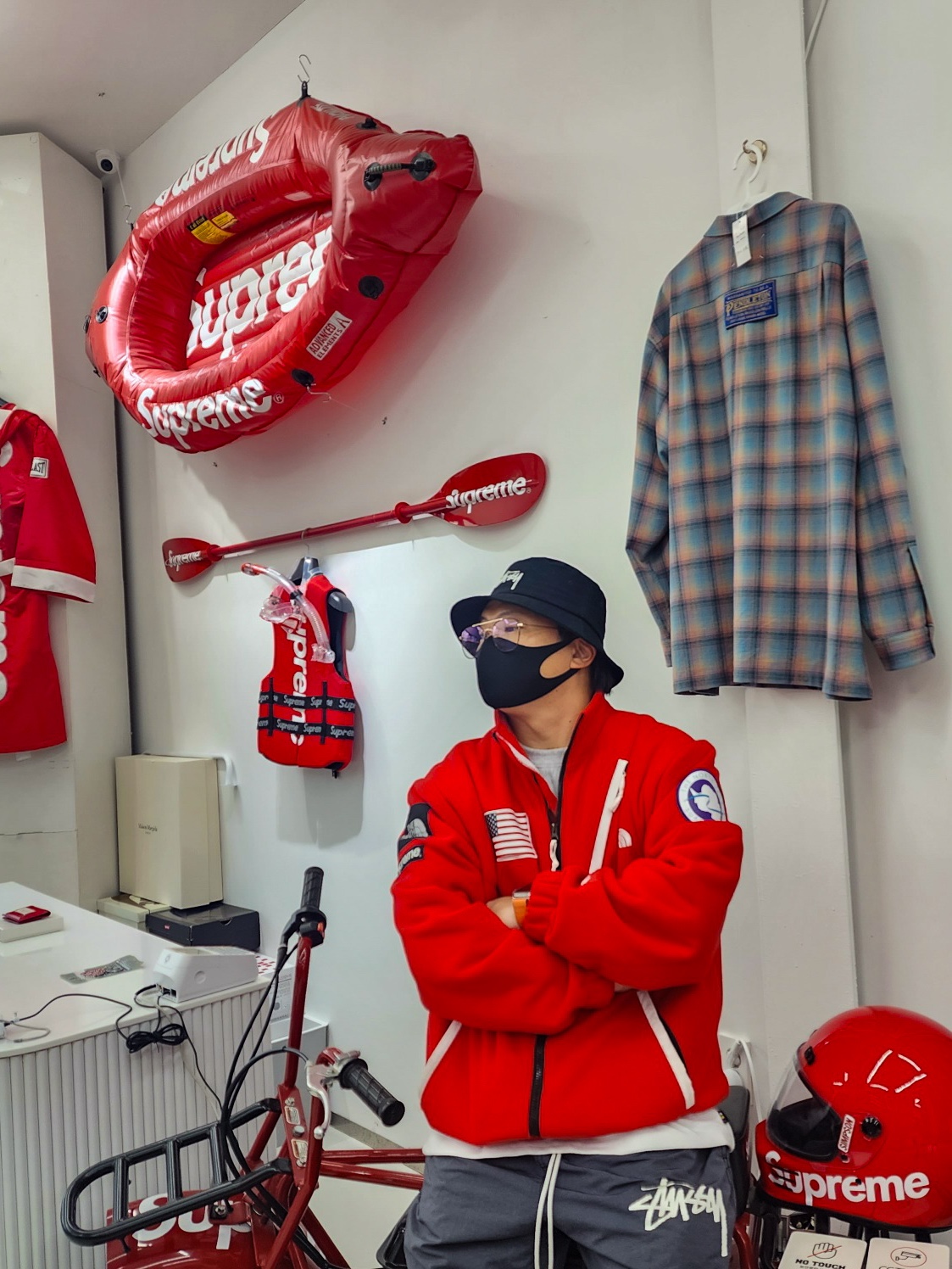 Nike x Stussy Beach Pants Off Noir, Supreme x The North Face Trans Antarctica Expedition Fleece Jacket Red - 17SS 착용 스타일 - 1