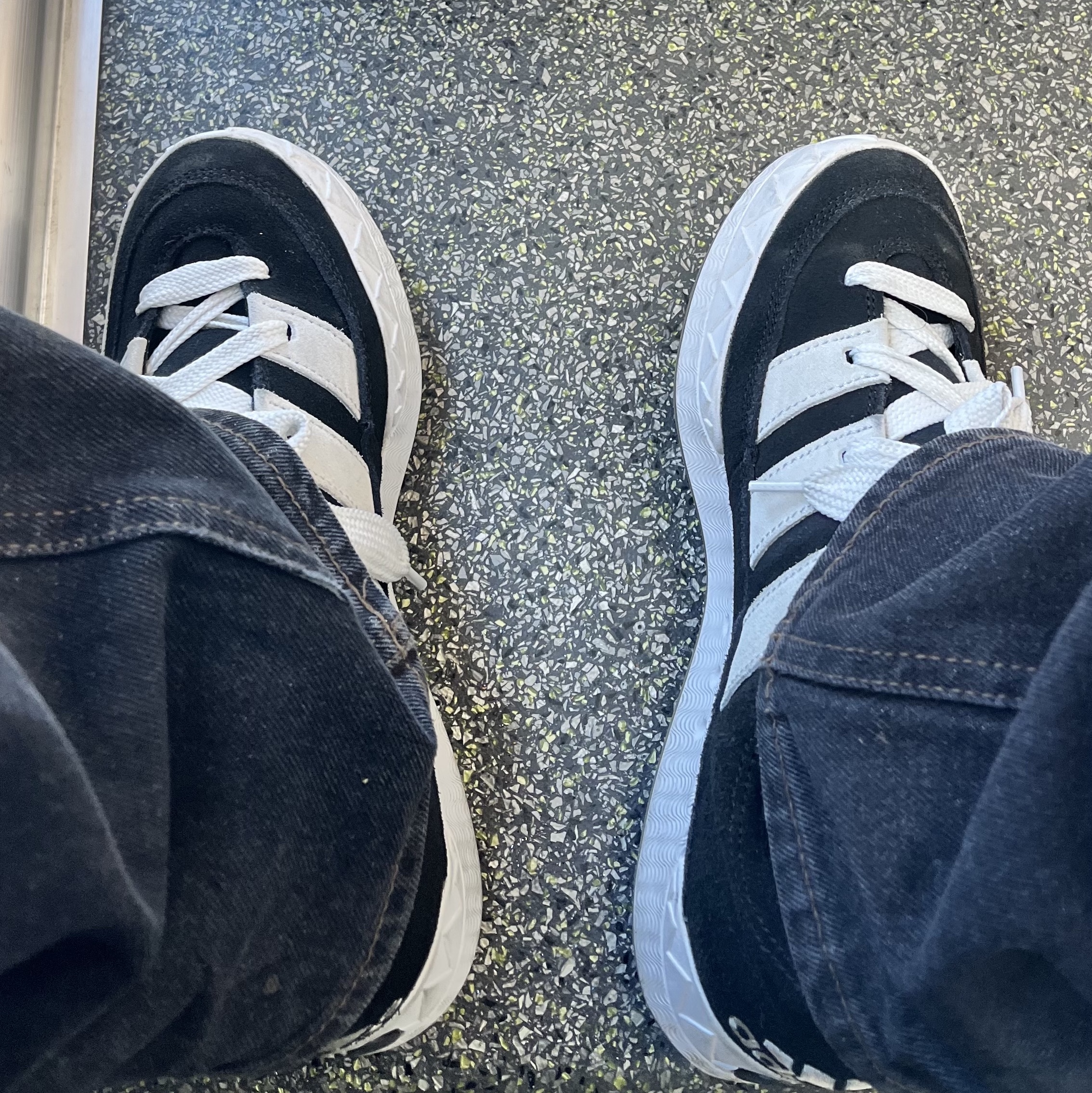Adidas Adimatic Core Black 착용 스타일