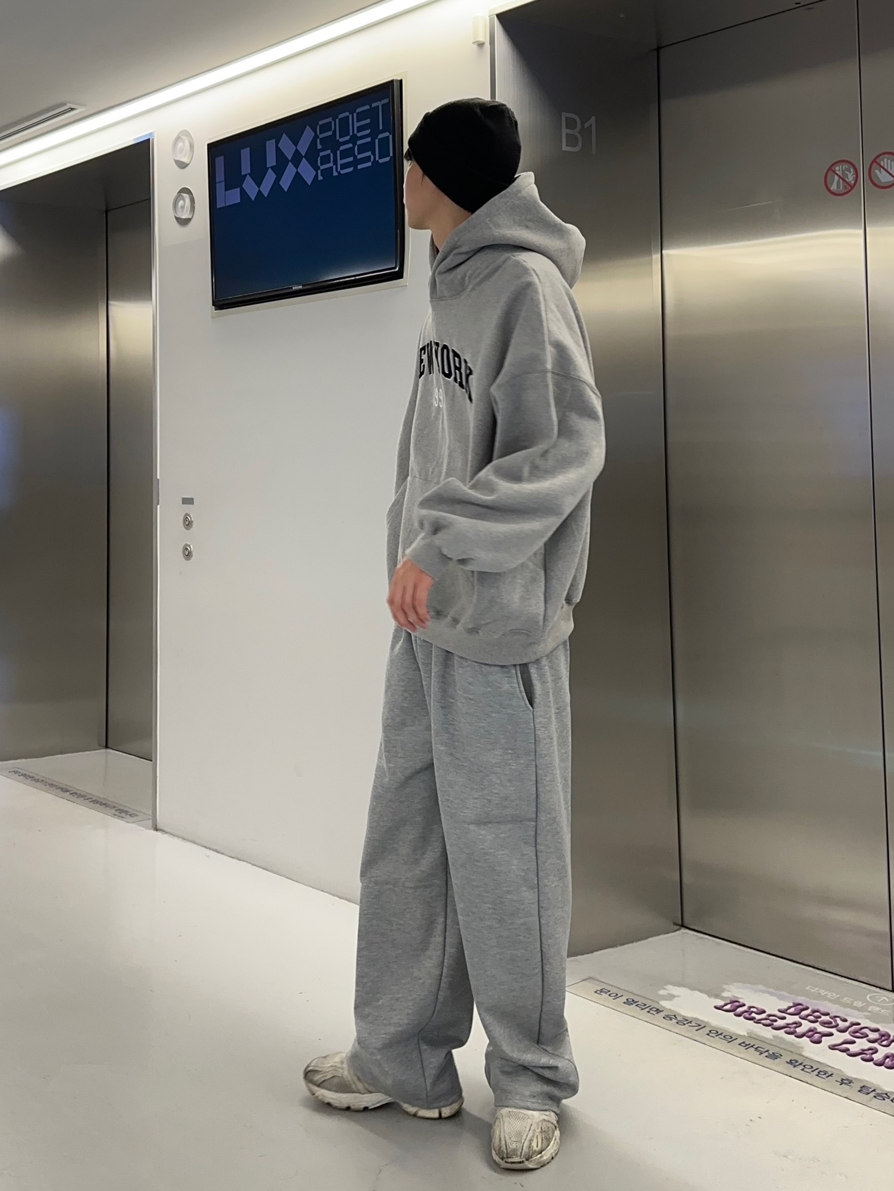 Balenciaga Phantom Sneakers White, Nike x Stussy NRG Cuffed Beanie Black 착용 스타일 - 2
