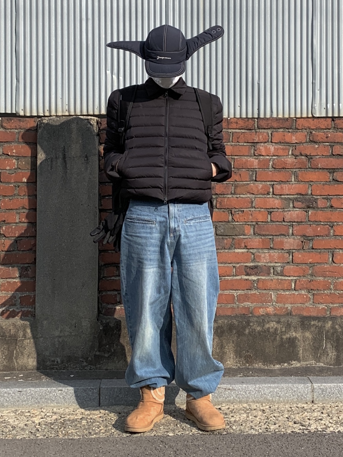 Jacquemus La Cagoule Bricciola Puffed Ear Flap Hat Navy, UGG x Telfar Logo Mini Chestnut 착용 스타일 - 1