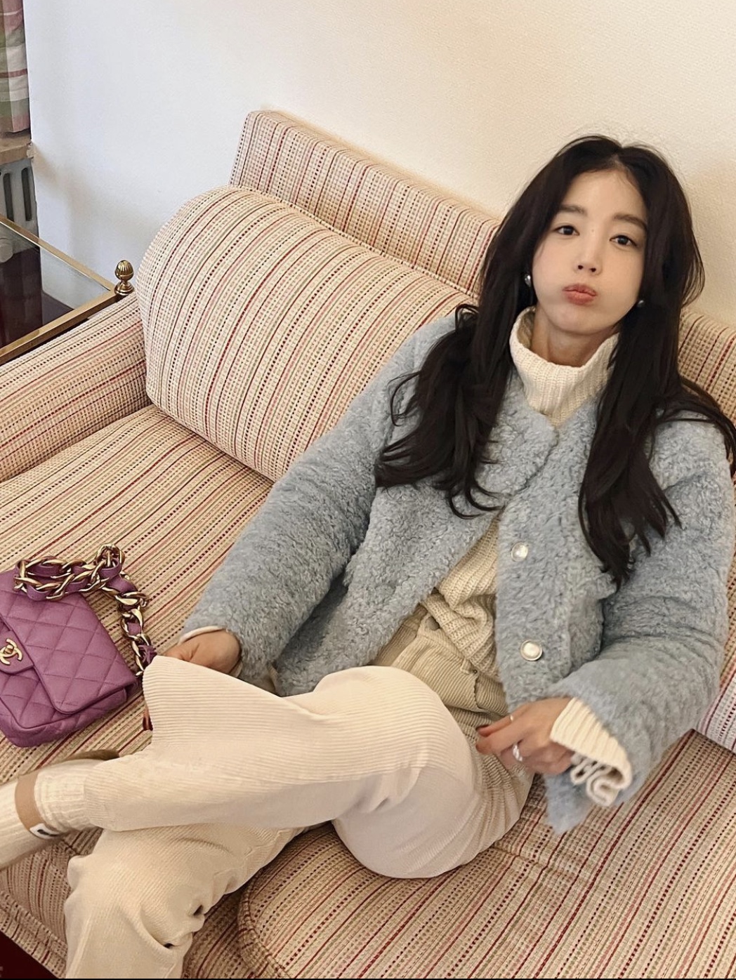 Chanel Small Flap Bag Lambskin & Gold Purple 착용 스타일