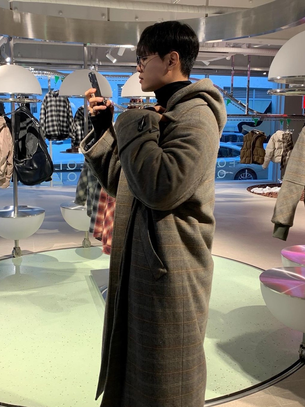 [KREAM 단독] Haleine Detachable Hood Padded Check Mac Coat Greyish Beige 착용 스타일