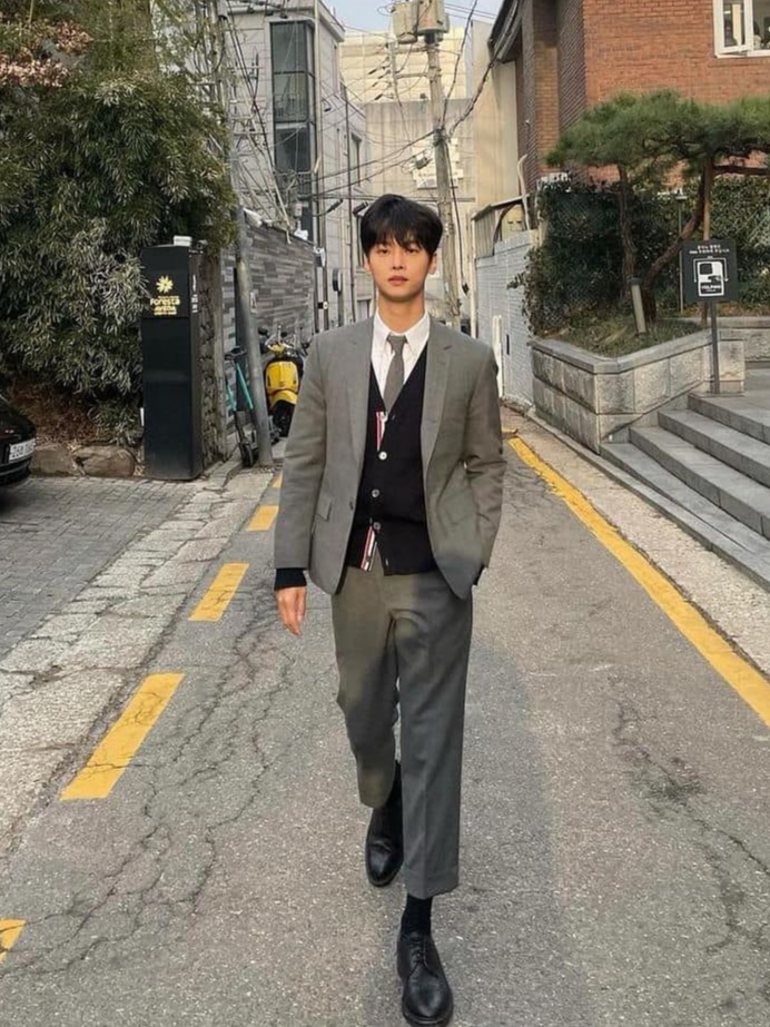 Thom Browne Sustainable Fine Merino Wool 4-Bar Classic Cardigan Dark Grey, Thom Browne Milano Stitch 4-Bar Cardigan Navy 착용 스타일 - 4