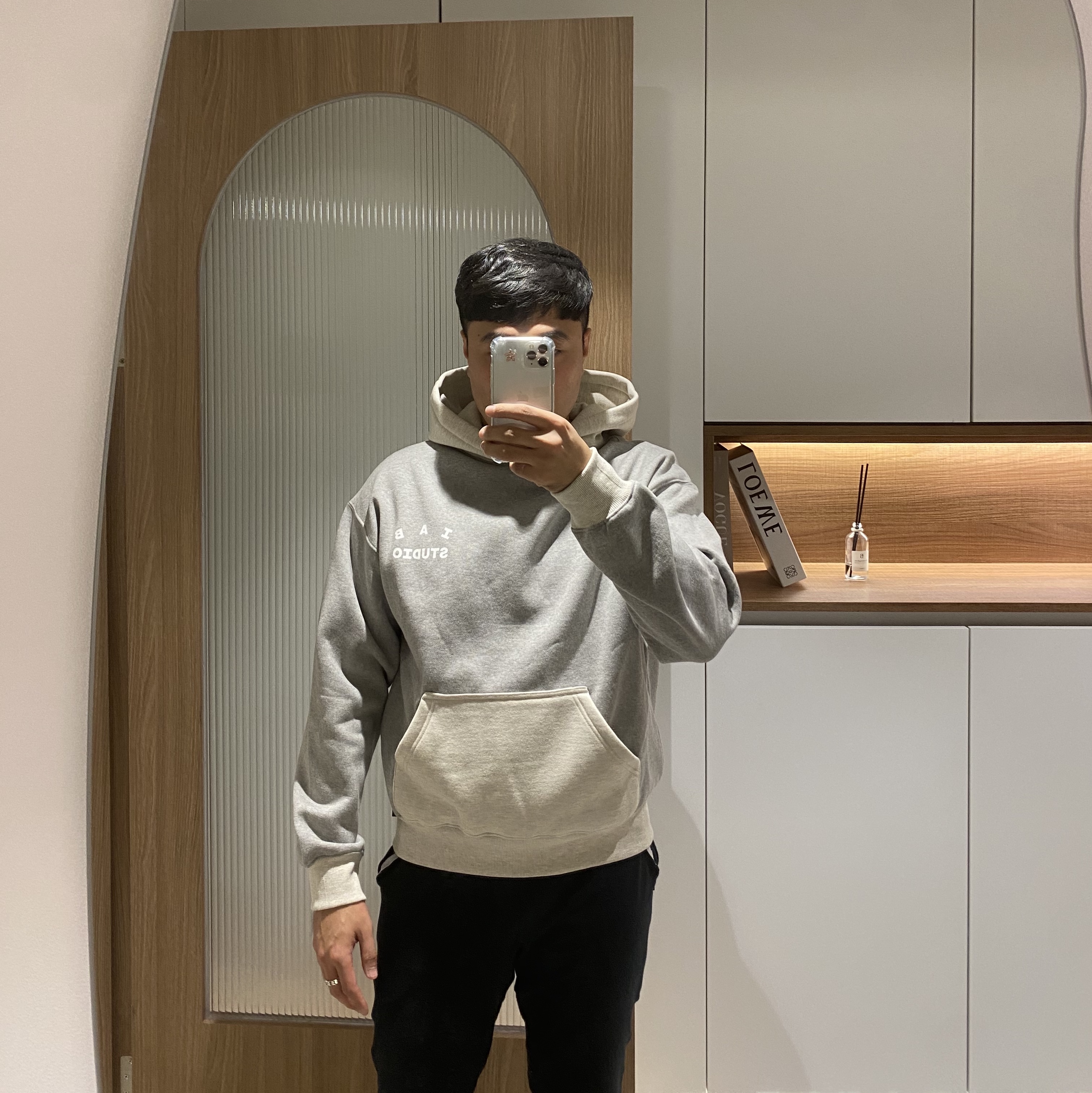 IAB Studio Hoodie Dual Gray 착용 스타일