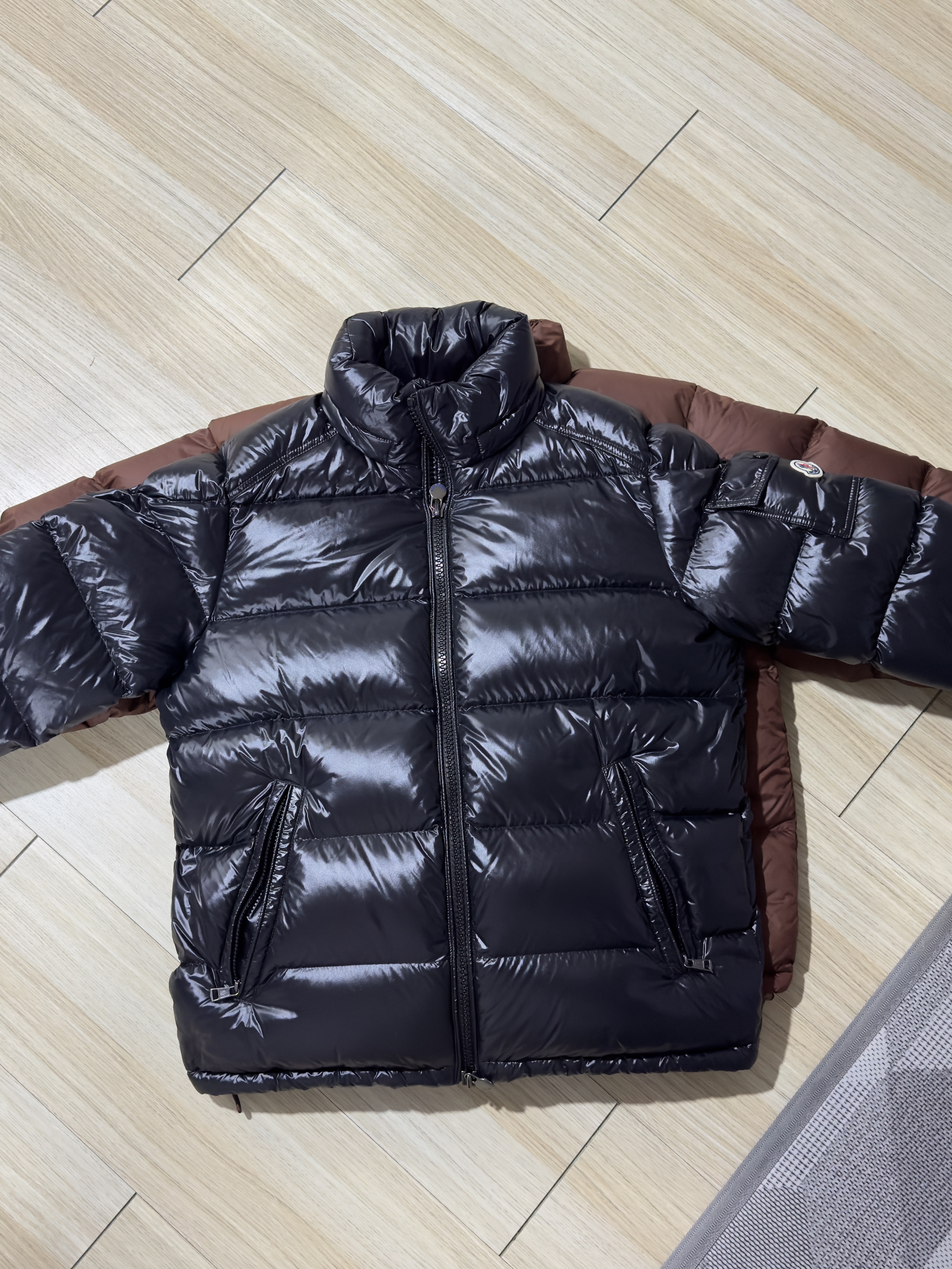 The North Face 1996 Retro Nuptse Jacket Dark Oak, Moncler Maya Short Down Jacket Black - 23FW 착용 스타일 - 3