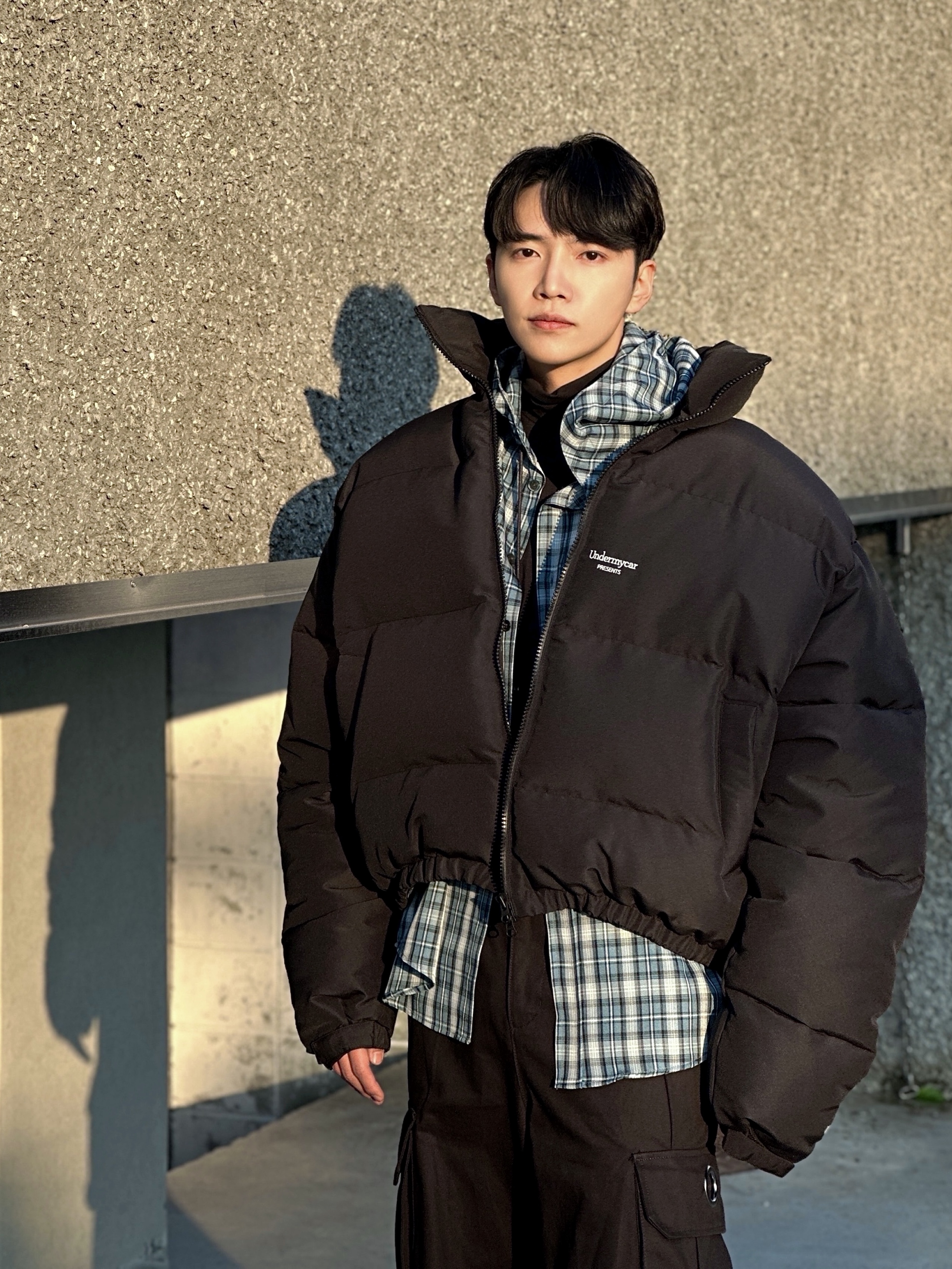 Undermycar Mu.15 Anti Fxxking Logo Play Triple Logo Crop Padding Jacket Black, Ader Error Log; Khalif Blue 착용 스타일 - 7