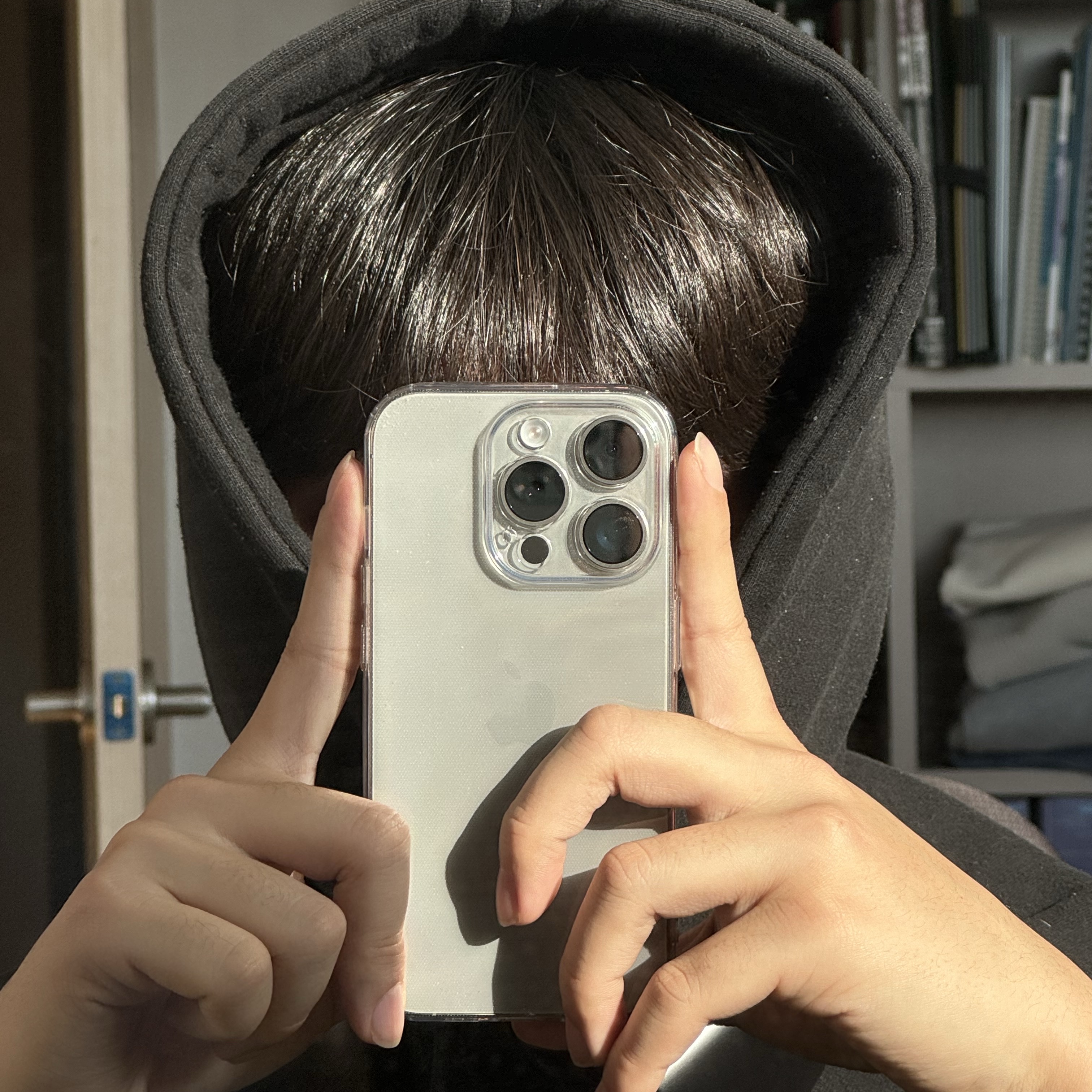 Apple iPhone 15 Pro 128GB Natural Titanium (Korean Ver.), Apple AirPods Max Lightning Space Gray (Korean Ver.) 착용 스타일 - 1