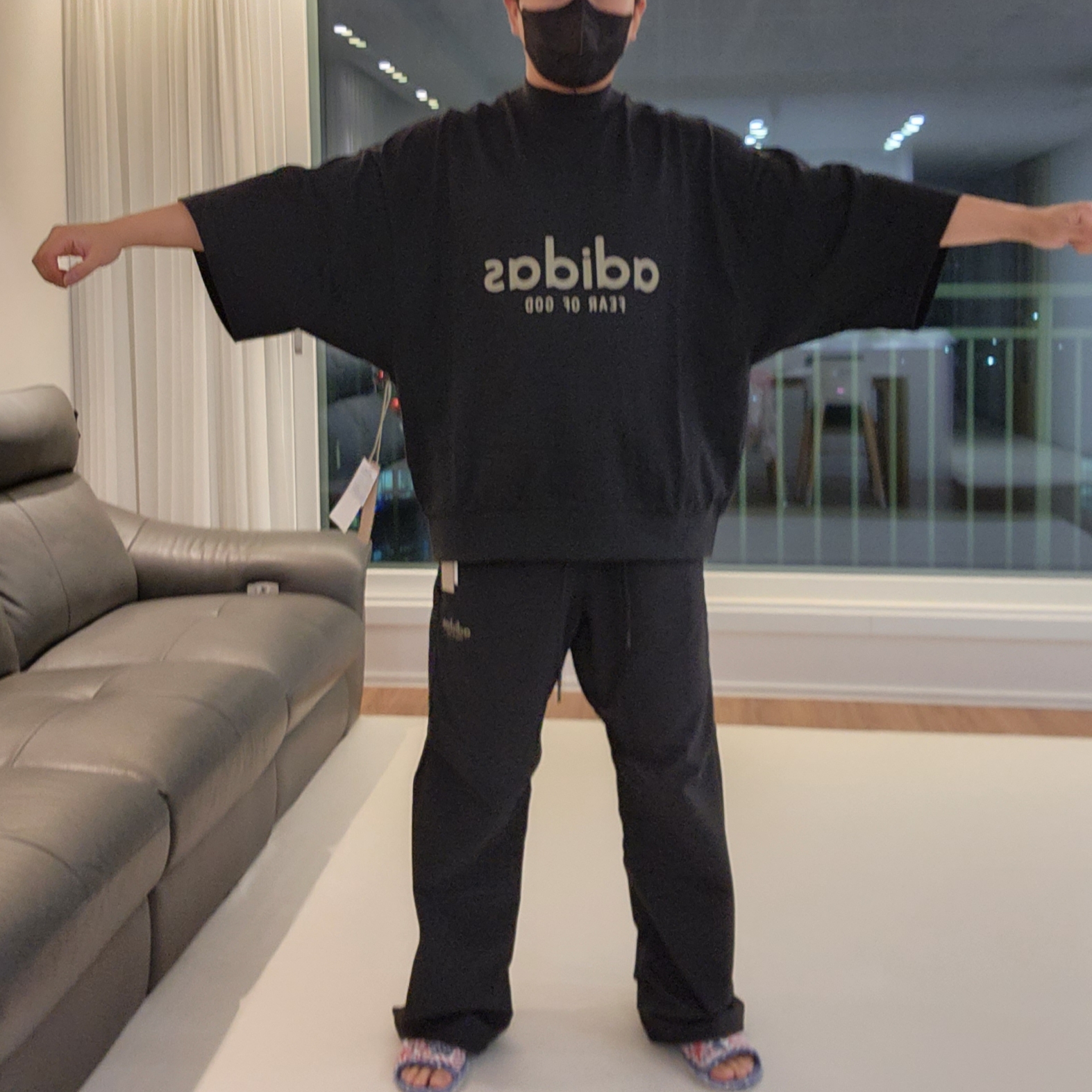Adidas x Fear of God Athletics Relaxed Trousers Black - KR Sizing, Adidas x Fear of God Athletics Heavy Jersey 3/4 Mock T-Shirt Black - KR Sizing 착용 스타일 - 1