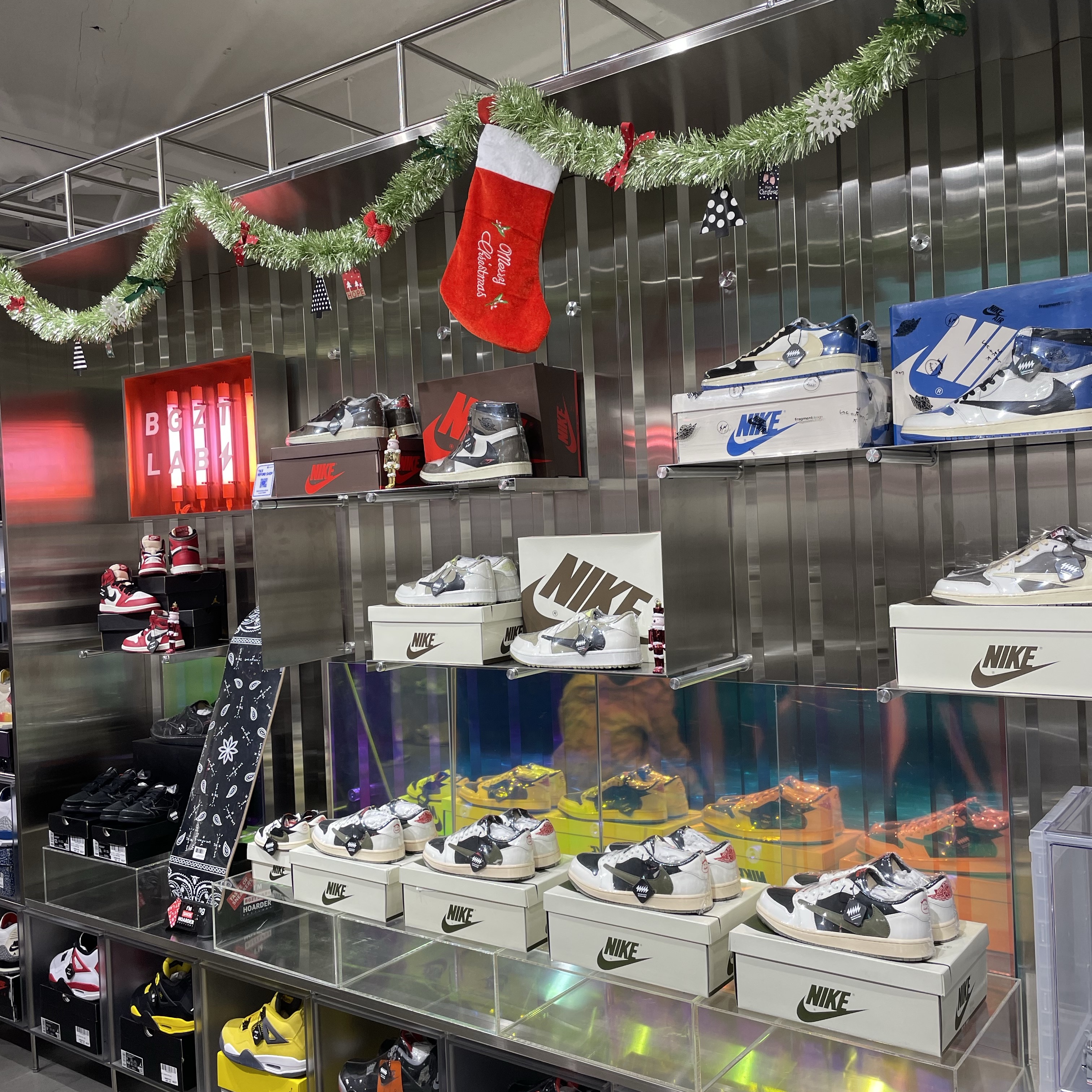 Jordan 1 x Travis Scott Retro Low OG SP Sail and Ridgerock, (W) Jordan 1 x Travis Scott Retro Low OG SP Medium Olive 착용 스타일 - 2