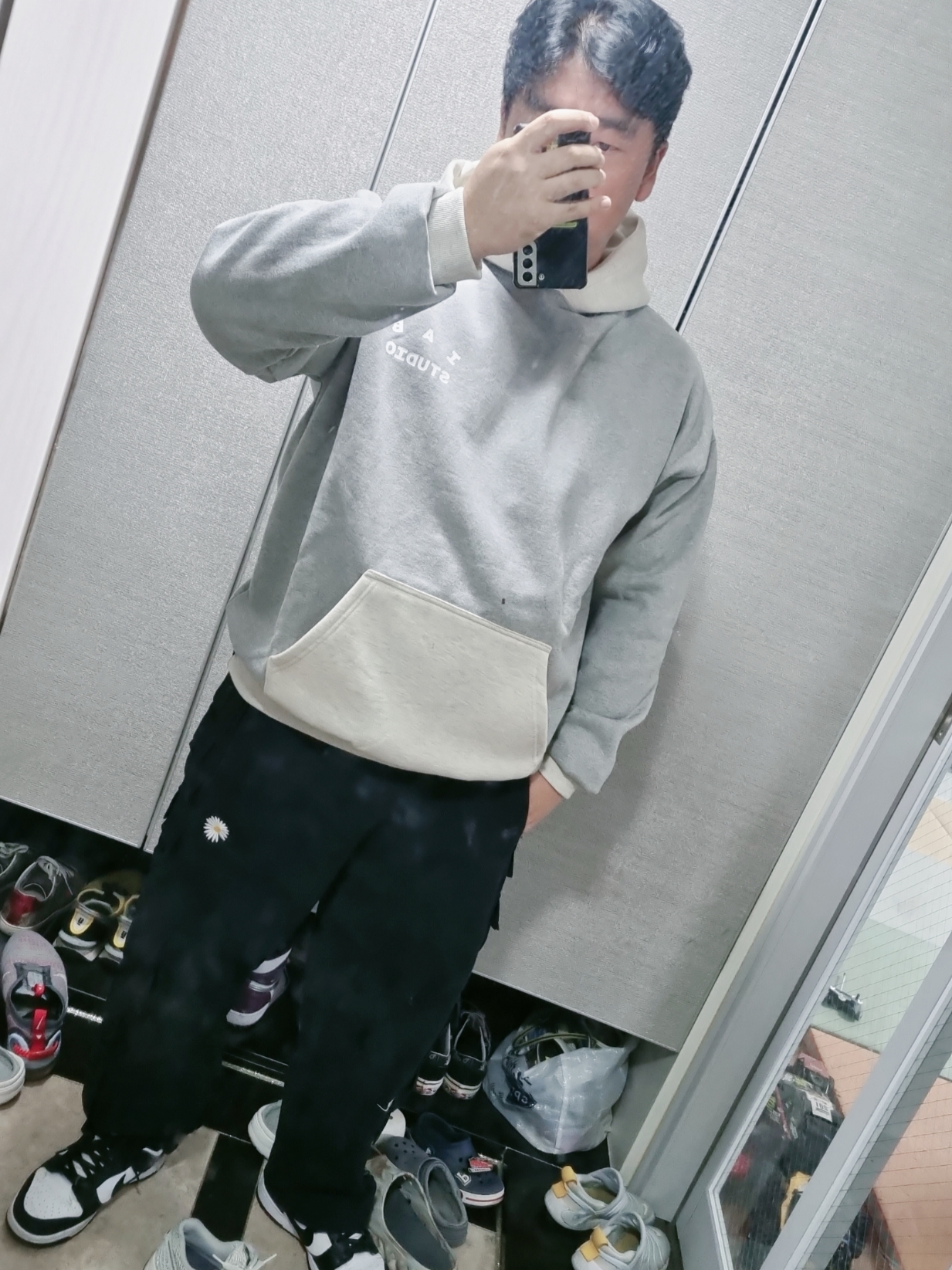 IAB Studio Hoodie Dual Gray 착용 스타일 - 1