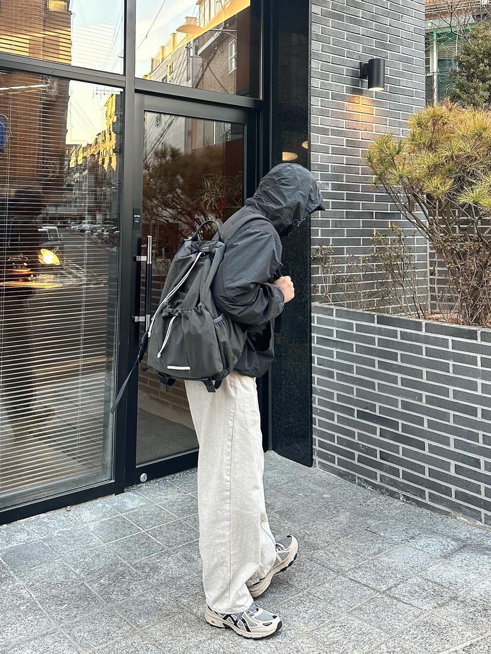 RAWROW String Backpack Ep.2 750 Charcoal 착용 스타일 - 1