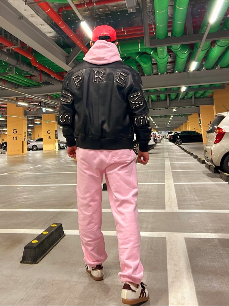 Supreme Gore-Tex Infinium Windstopper Leather Varsity Jacket Black - 23FW, Supreme Satin Applique Hooded Sweatshirt Light Pink - 23FW 착용 스타일 - 1