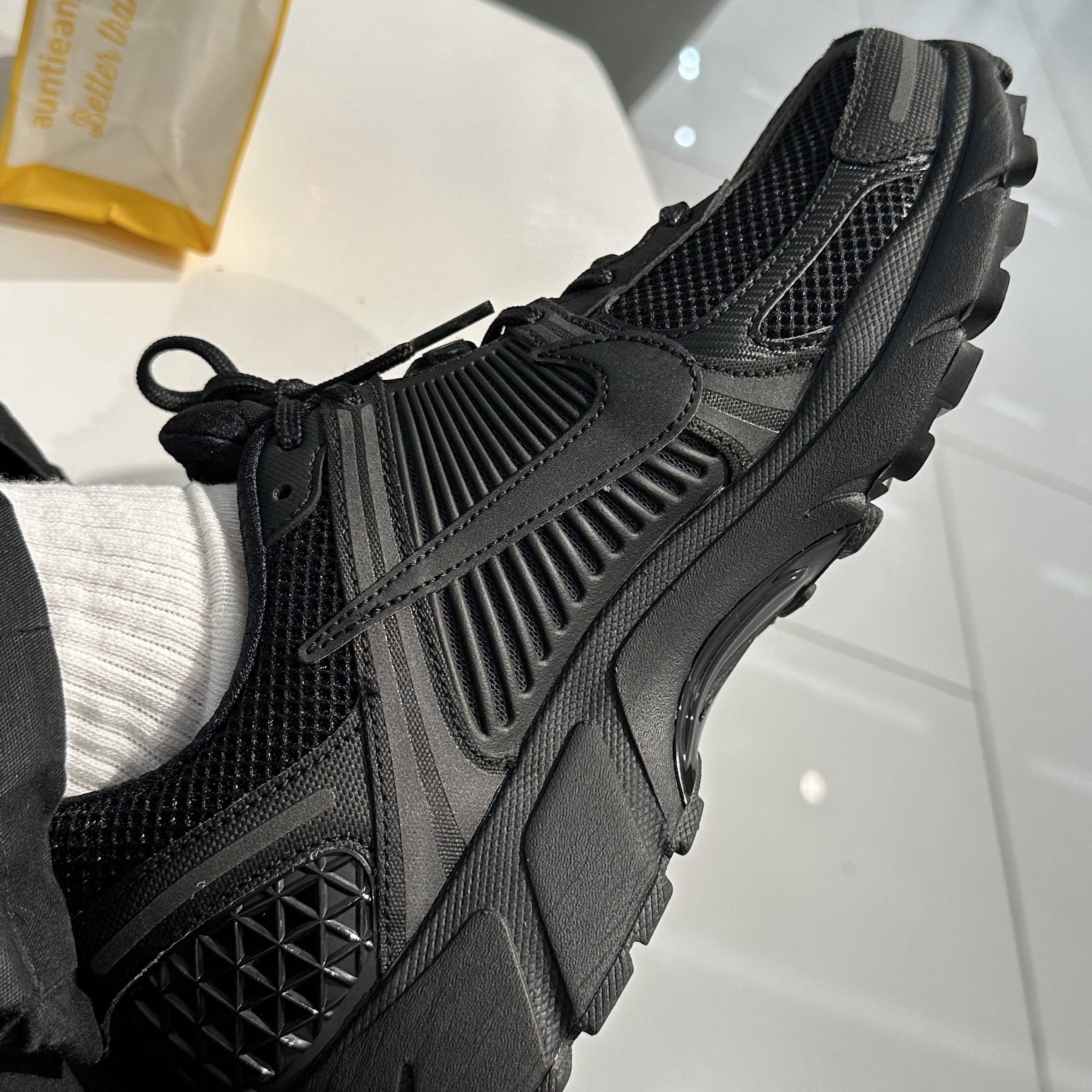 Nike Zoom Vomero 5 SP Black 착용 스타일 - 1