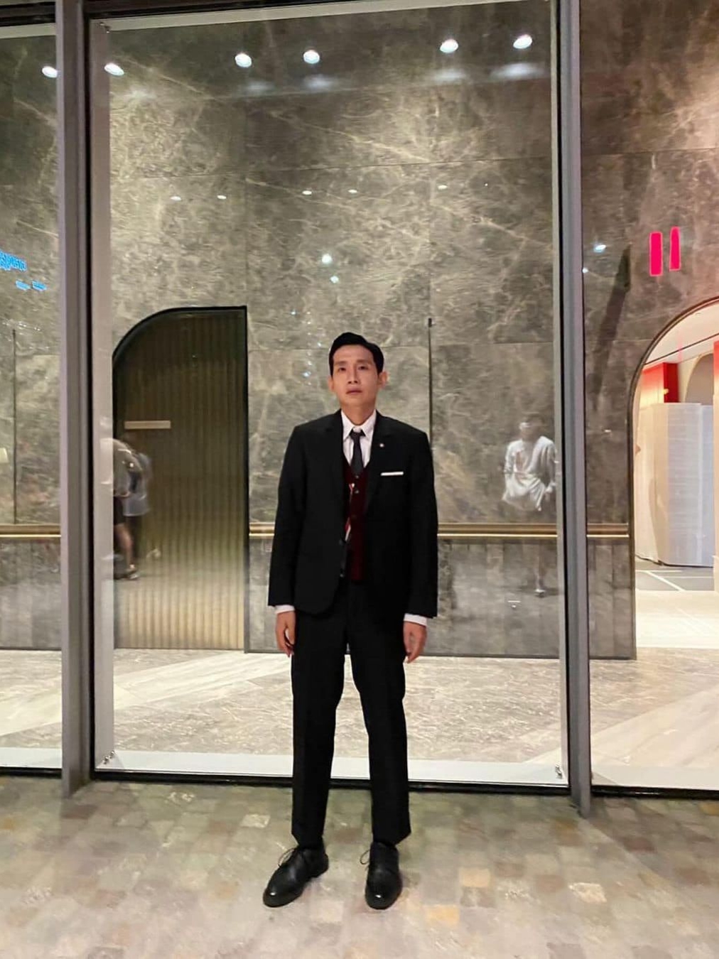 Thom Browne Sustainable Fine Merino Wool 4-Bar Classic Cardigan Dark Grey, Thom Browne Milano Stitch 4-Bar Cardigan Navy 착용 스타일 - 3