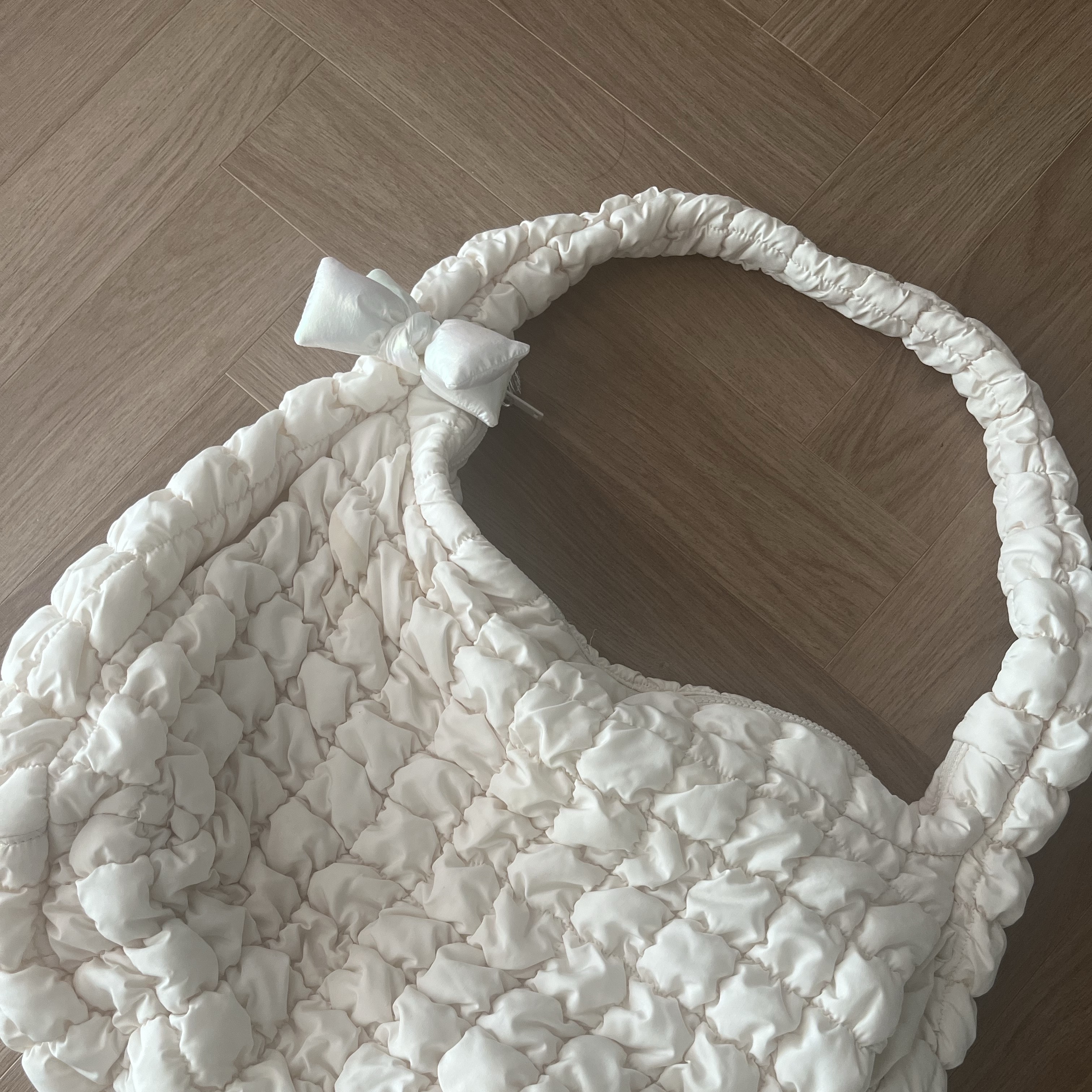 [KREAM 단독] Bloomingtale Padded Ribbon Keyring White, COS Quilted Oversized Shoulder Bag Off White Light Beige 착용 스타일