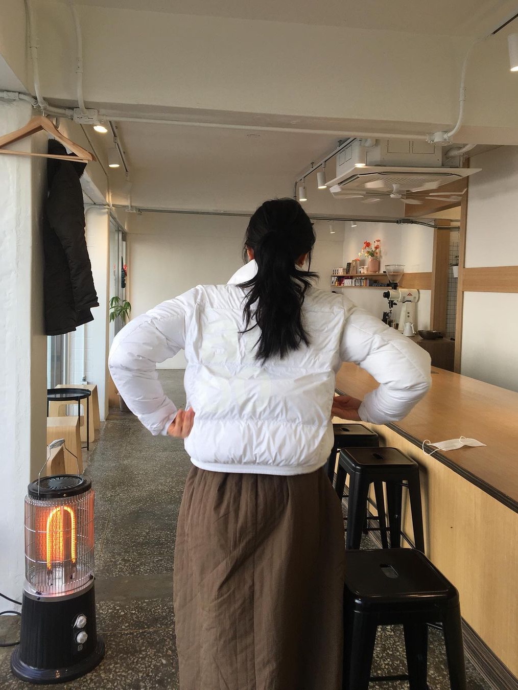 [KREAM 단독] Safarispot Women 1/2 Basic Safari Down Jacket White, [KREAM 단독] Safarispot Basic Safari Down Jacket White 착용 스타일 - 4