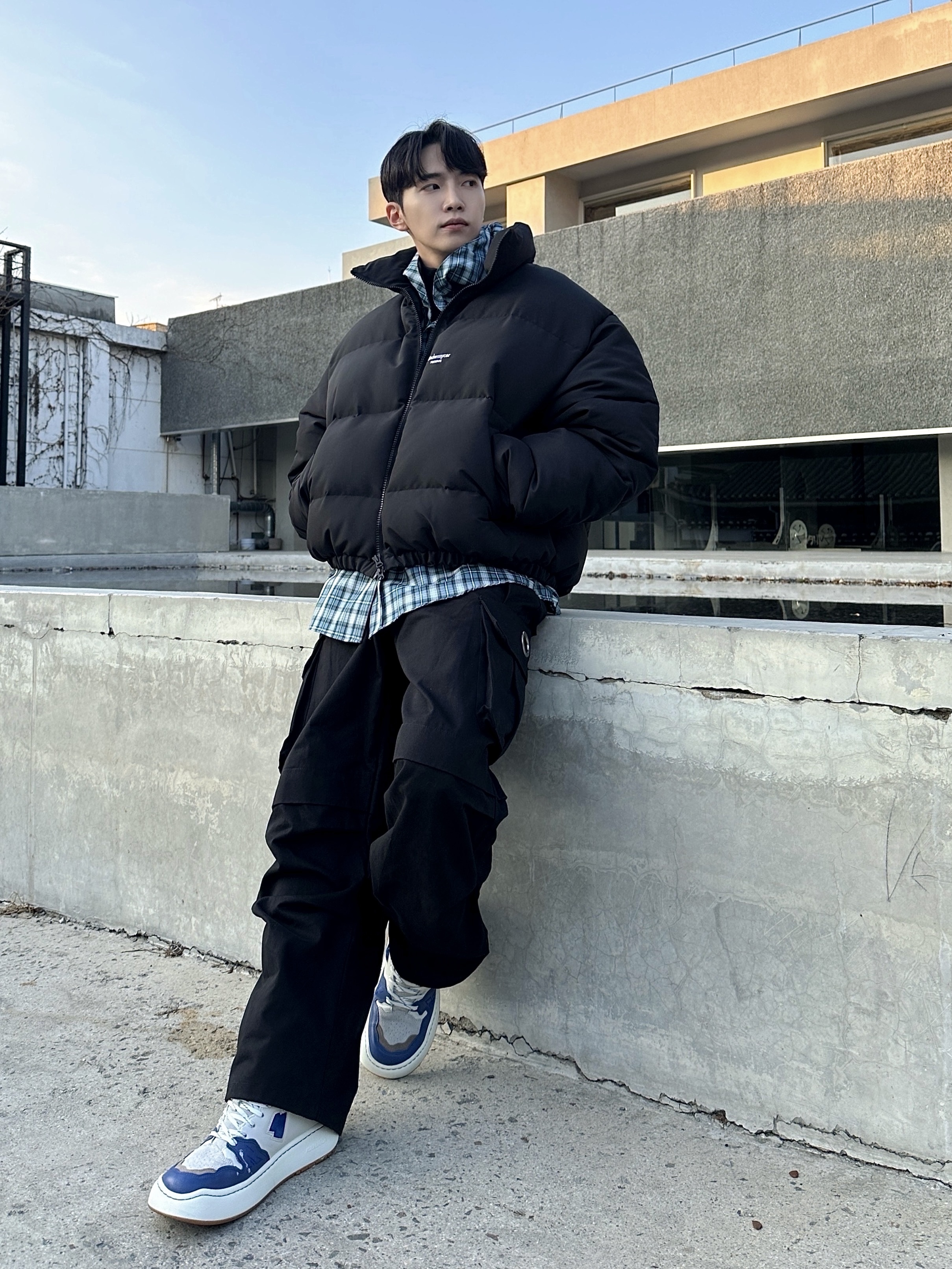 Undermycar Mu.15 Anti Fxxking Logo Play Triple Logo Crop Padding Jacket Black, Ader Error Log; Khalif Blue 착용 스타일 - 2