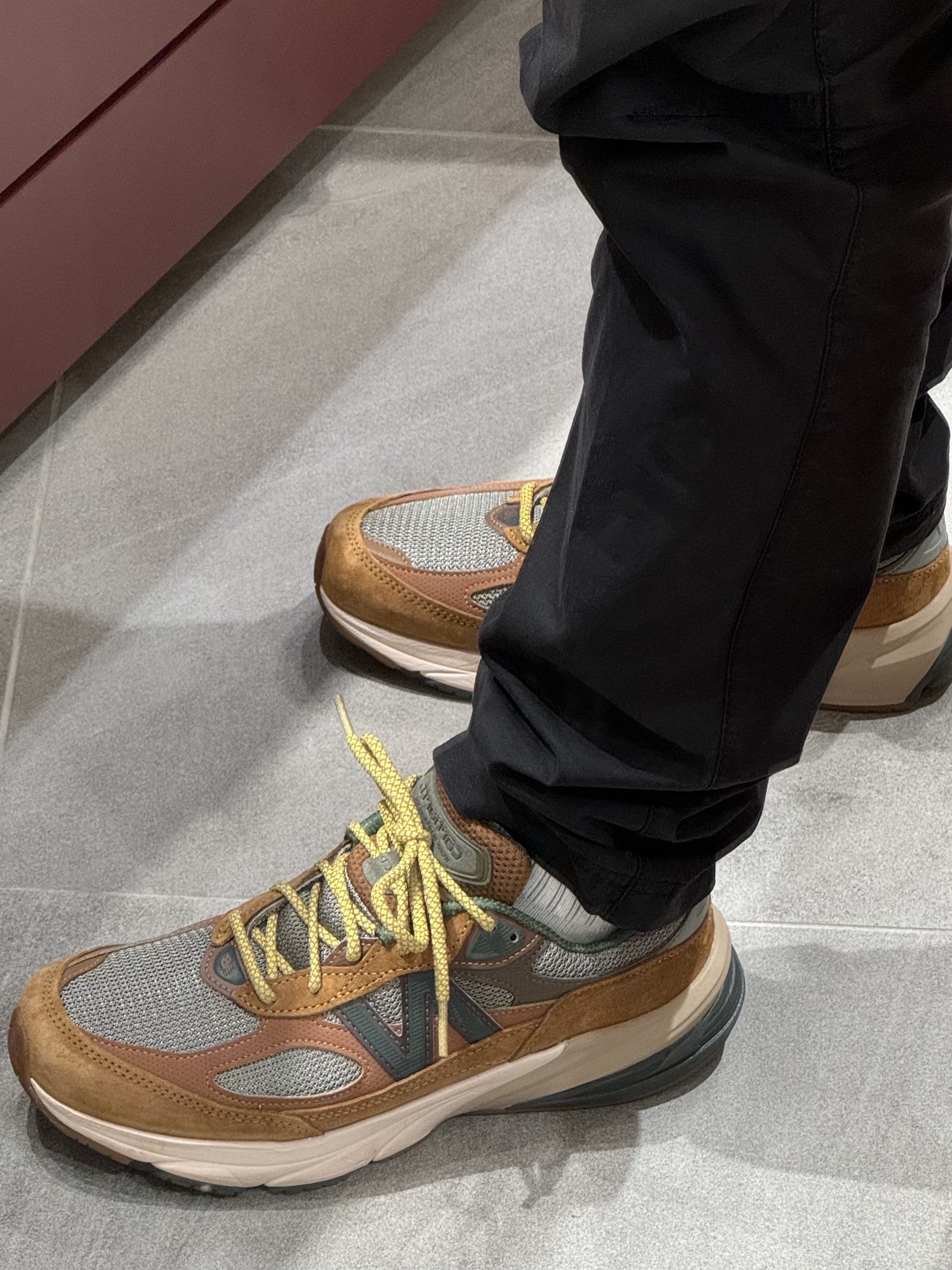 New Balance x Carhartt WIP 990v6 Made in USA Hamilton Brown Military Green 착용 스타일 - 4