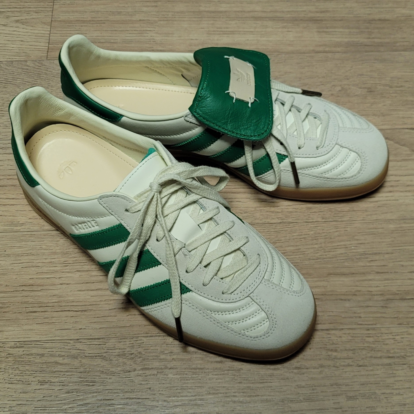 Adidas x Foot Industry Gazelle Indoor Off White Green 착용 스타일 - 3
