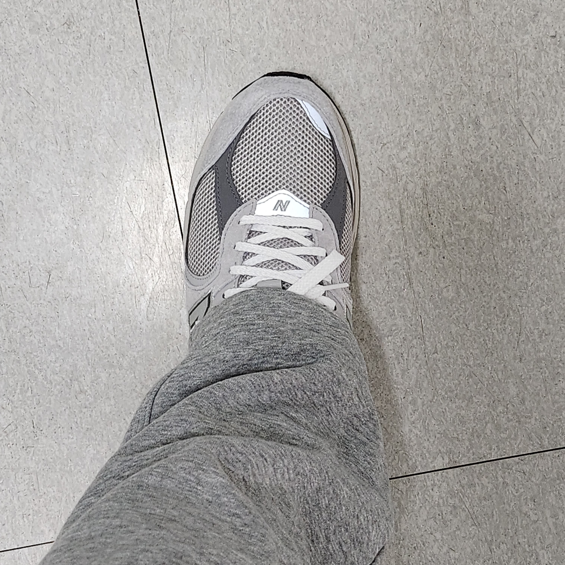 New Balance 2002R T2 Gray 착용 스타일