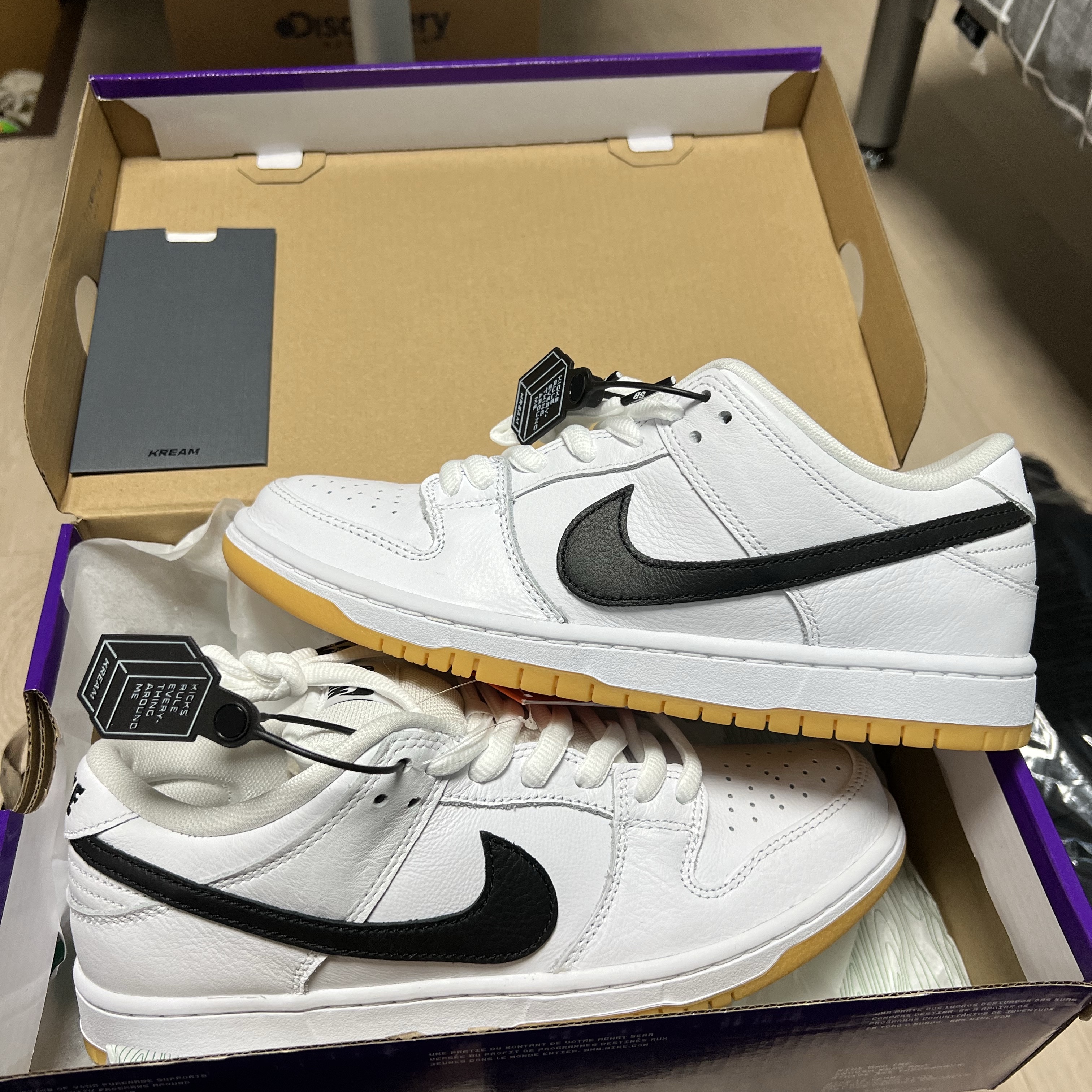 Nike SB Dunk Low Pro White and Gum Light Brown 착용 스타일