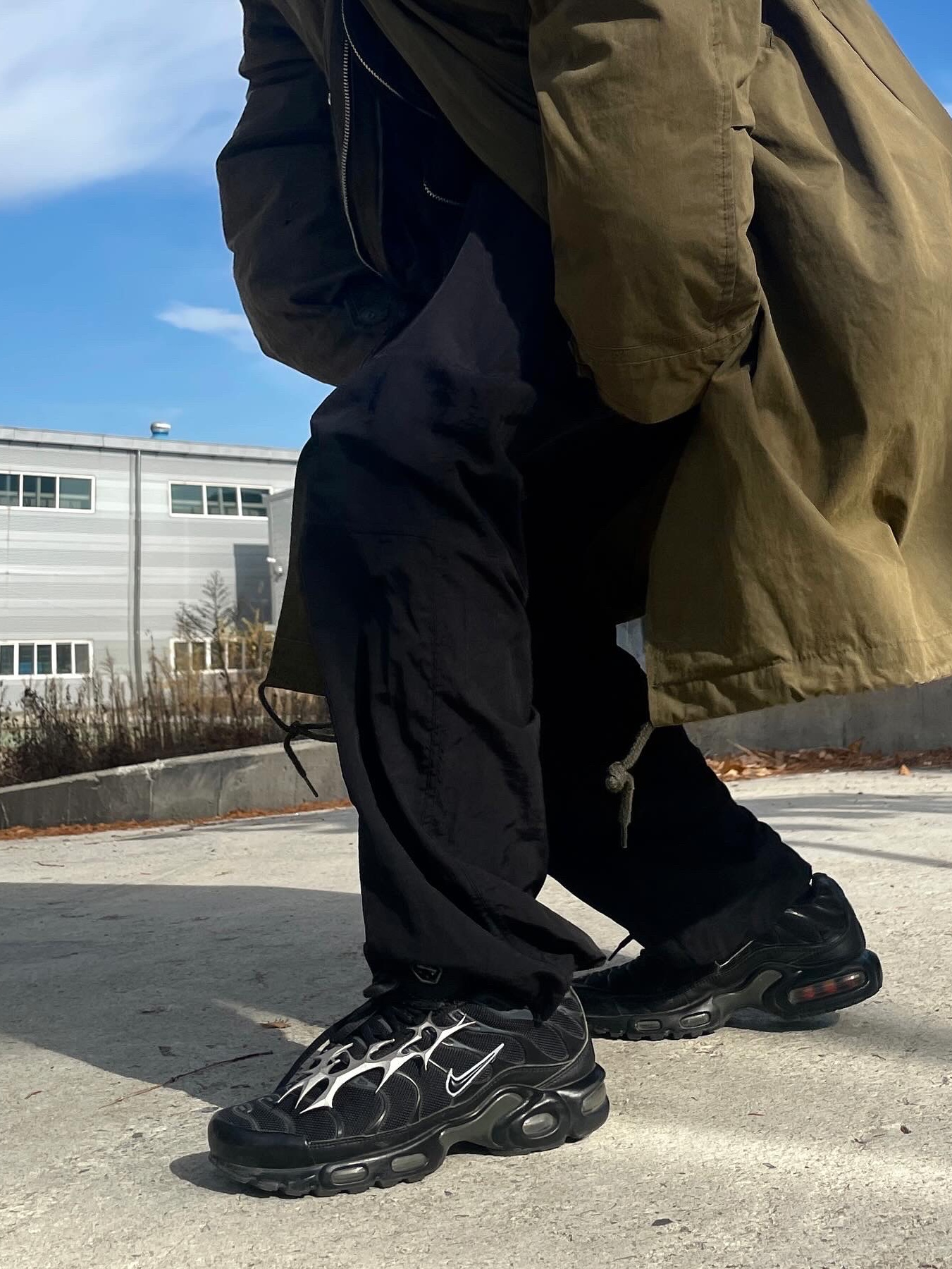 (W) Nike Air Max Plus Triple Black, Test Artifact TASH Dubre 001 Steel 착용 스타일 - 4