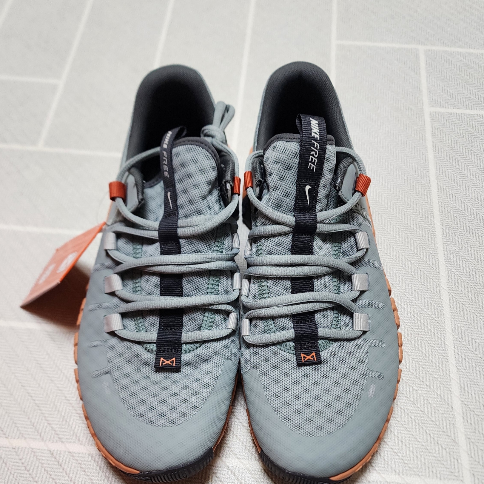 Nike Free Metcon 5 Mica Green 착용 스타일 - 3