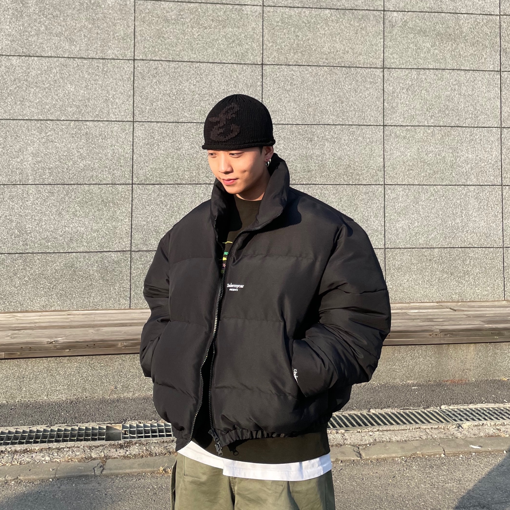 Undermycar Mu.15 Anti Fxxking Logo Play Triple Logo Crop Padding Jacket Black 착용 스타일 - 3
