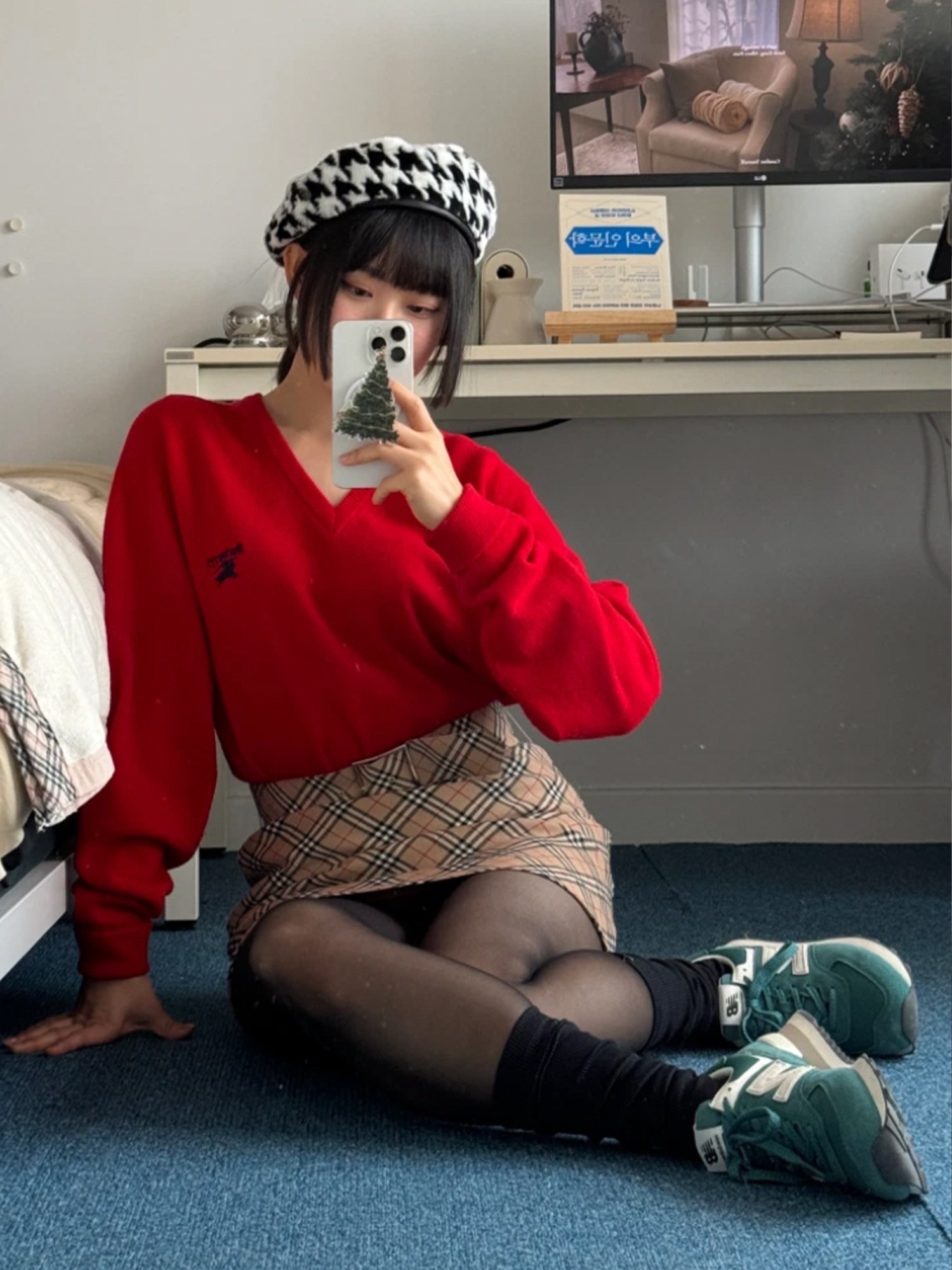 (W) Burberry Vintage Check Wool Kilt Archive Beige, New Balance 574 Classics Reimagined Green 착용 스타일 - 4