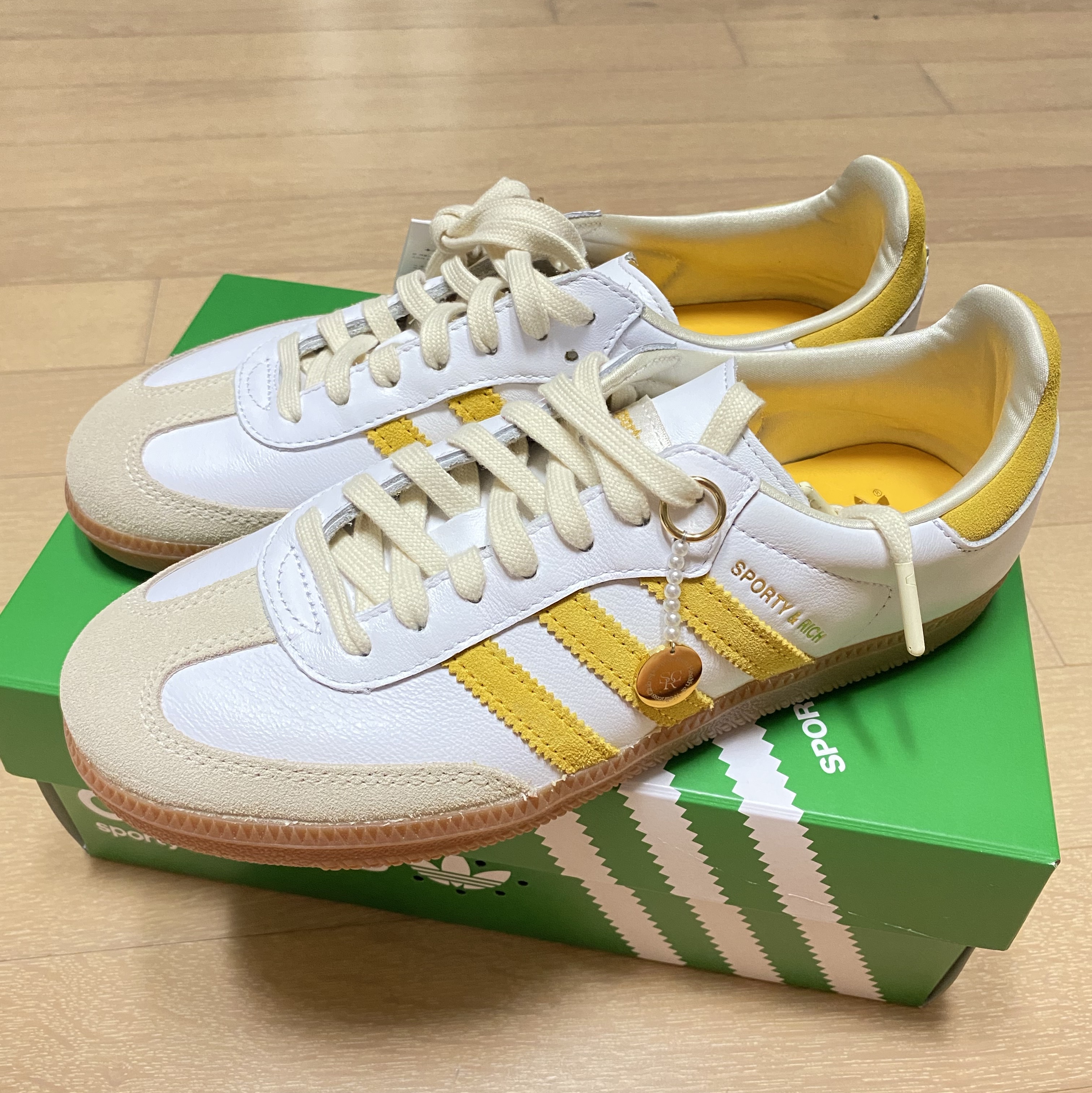 Adidas x Sporty & Rich Samba OG Cloud White Bold Gold 착용 스타일 - 1