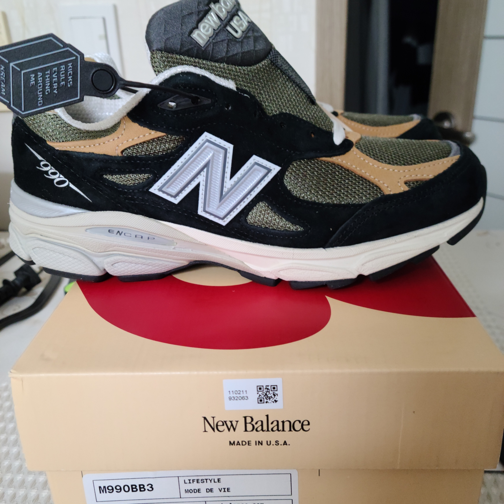 New Balance 990v3 Made in USA Black Tan 착용 스타일 - 2