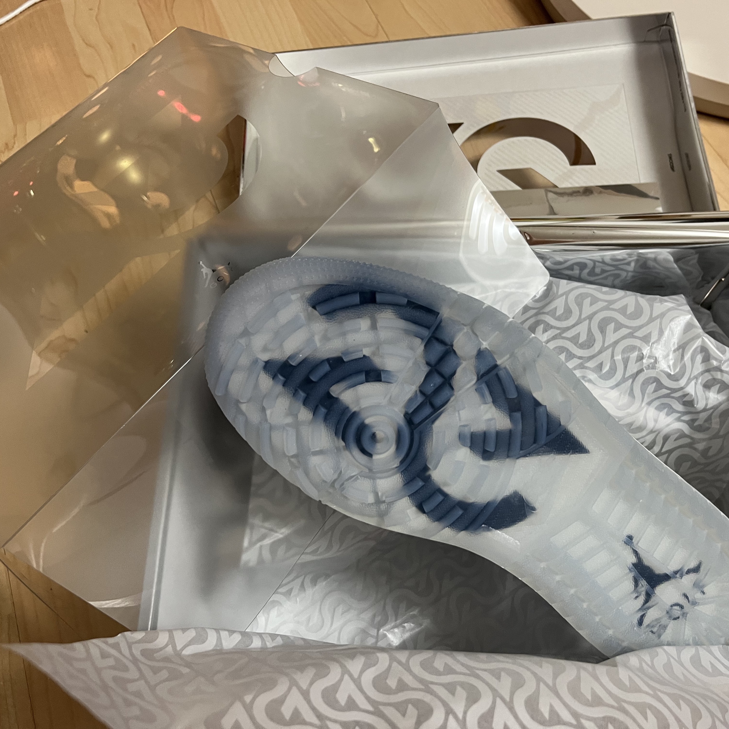 Jordan 1 Low Golf NRG Metallic Silver Photon Dust 착용 스타일 - 3