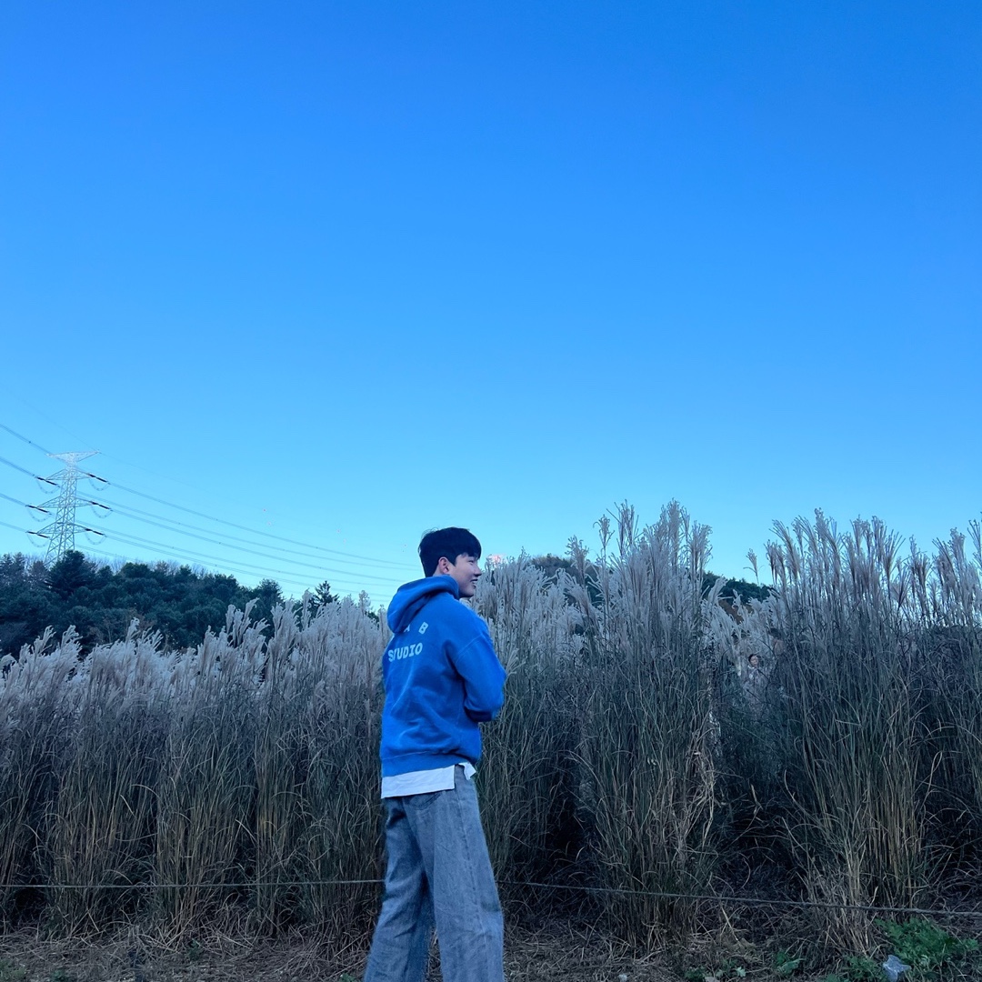IAB Studio Pigment Hoodie Royal Blue - 22FW 착용 스타일 - 1