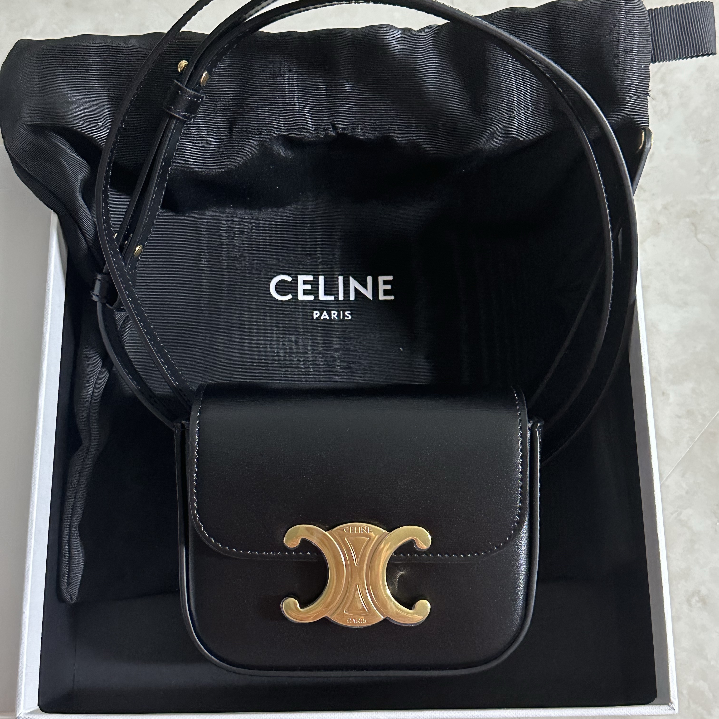 Celine Mini Claude in Shiny Calfskin Black 착용 스타일 - 1