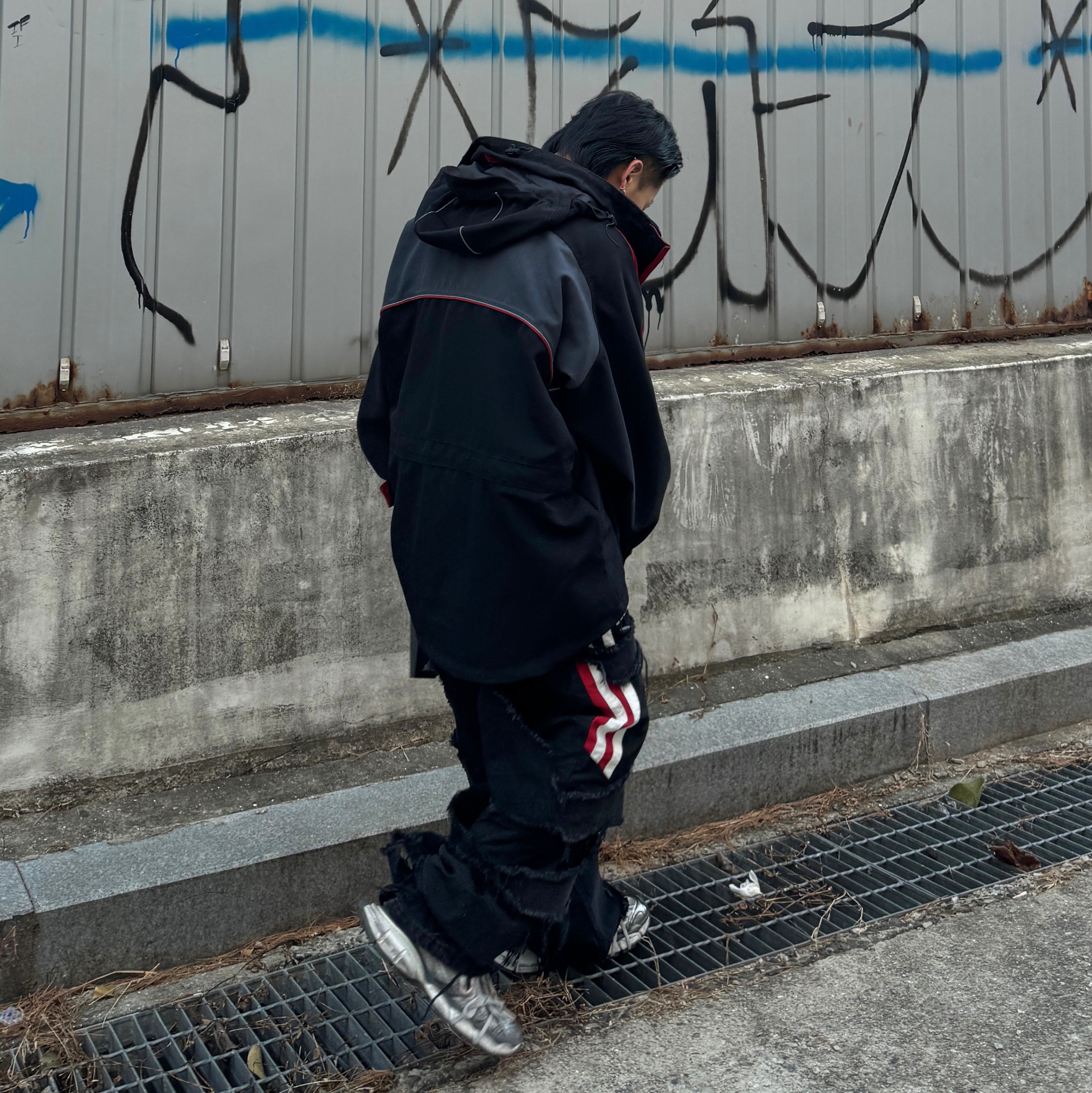 Balenciaga 3XL Sneakers Grey White Red 착용 스타일