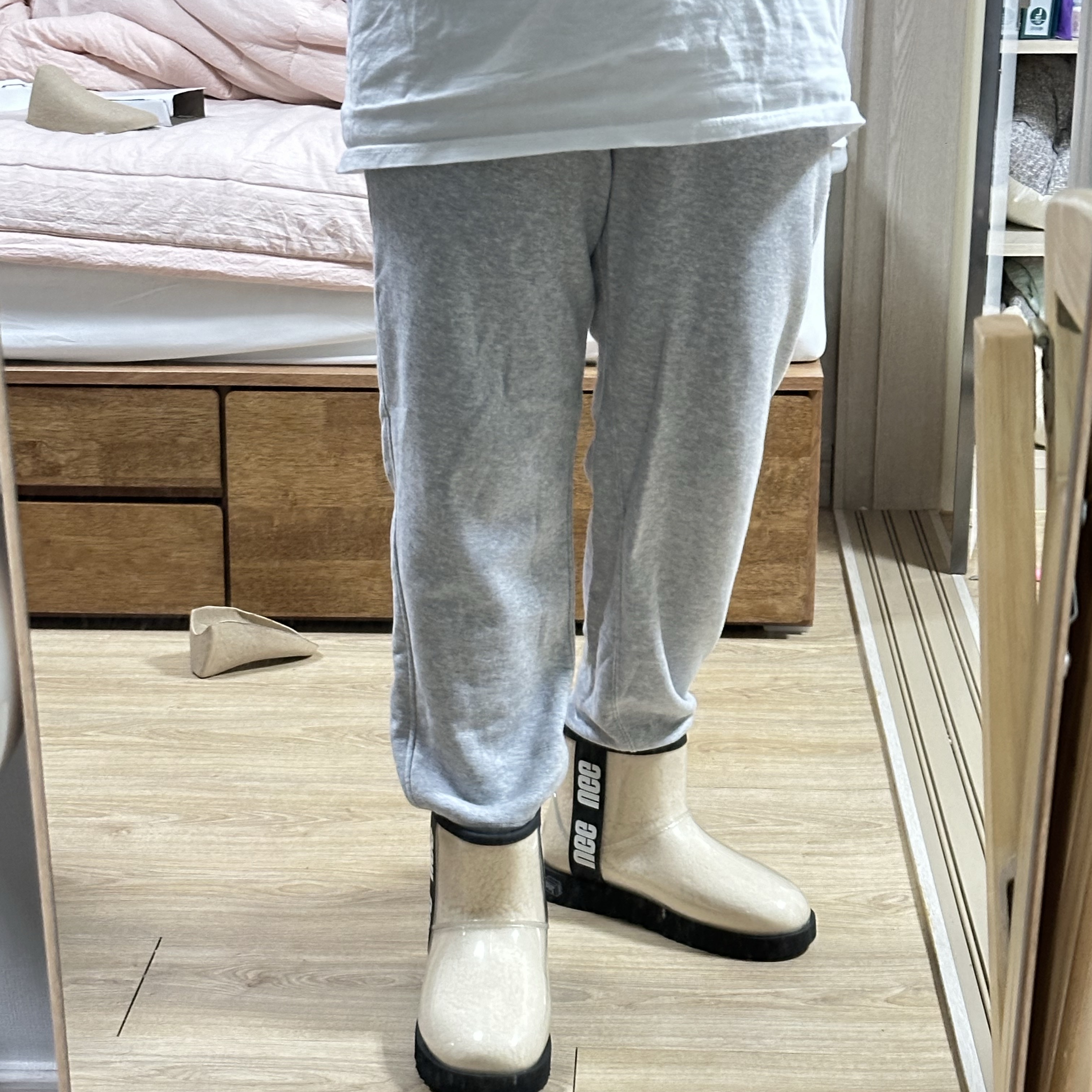 (W) UGG Classic Clear Mini Boots Natural Black 착용 스타일 - 4